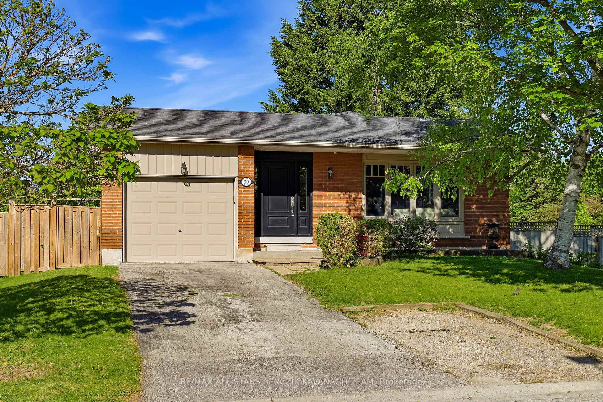 Photo 2 of 30 Sir Caradoc Place, Markham, Markham Village — HOMEH