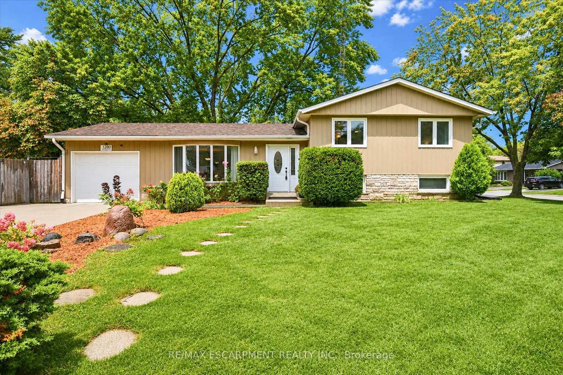 Photo 2 of 1280 Aldridge Crescent, Burlington, Palmer — HOMEH