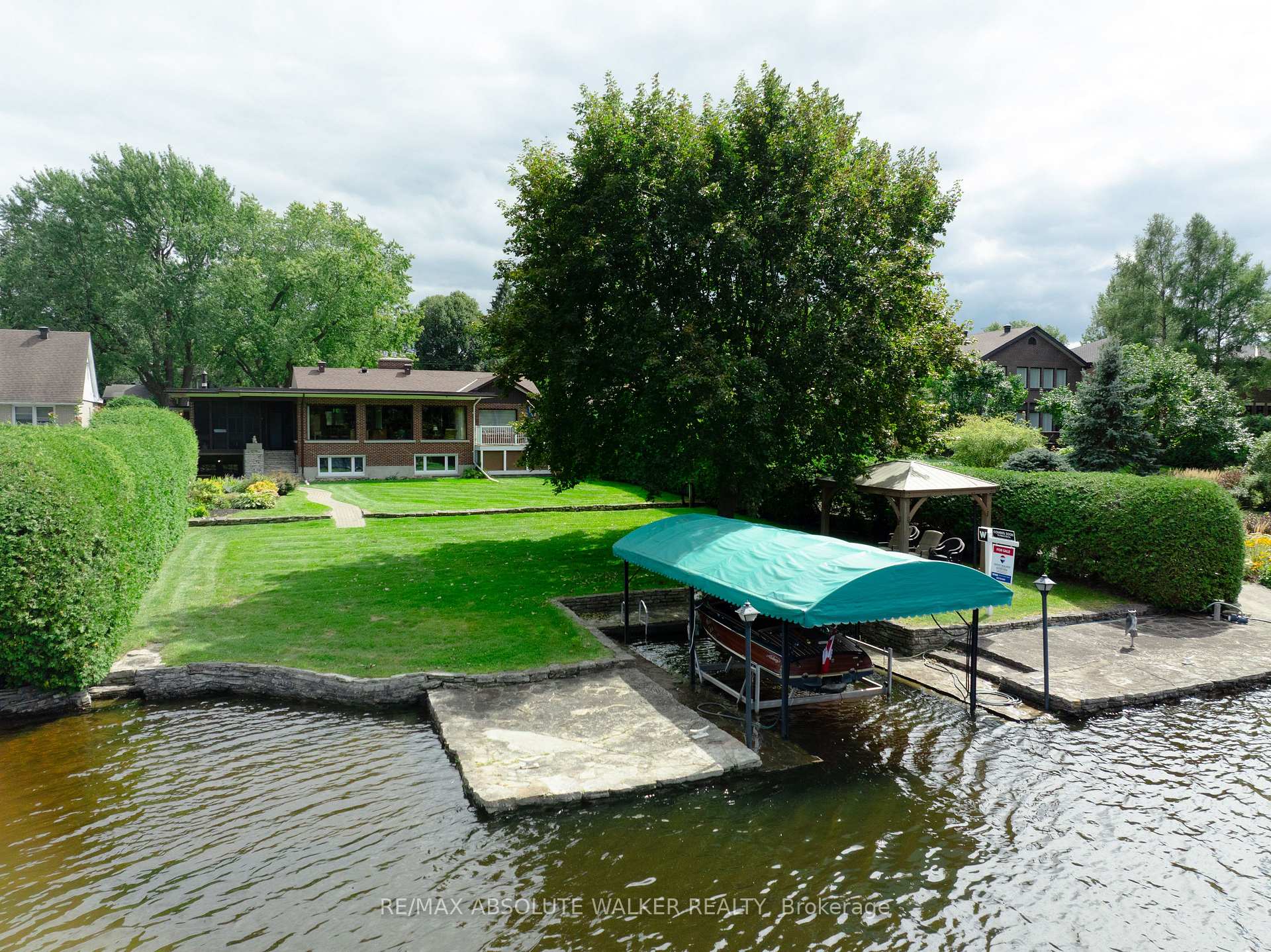 Photo 2 of 3657 Revelstoke Drive, Ottawa, Mooneys Bay/Revelstoke — HOMEH
