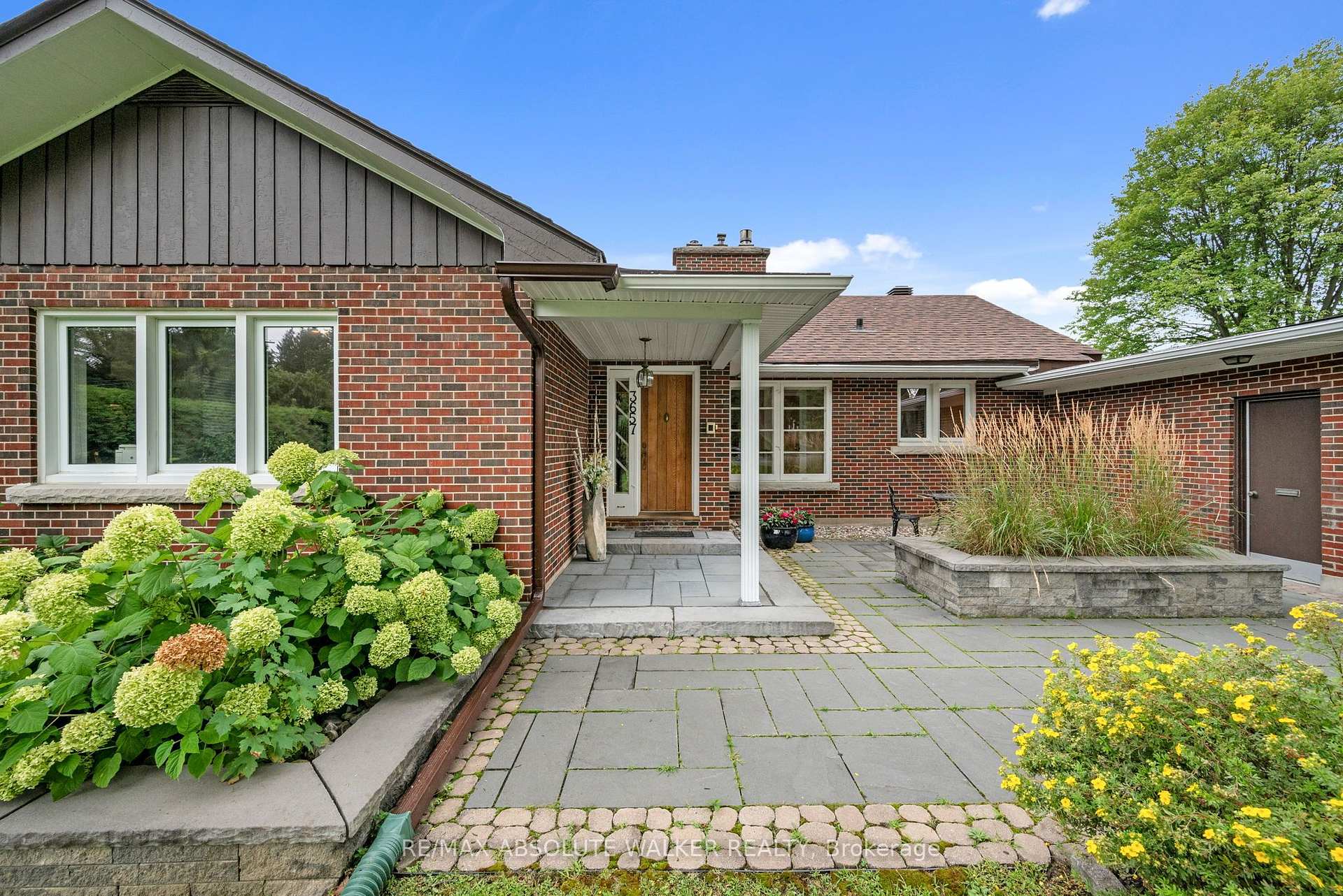 Photo 9 of 3657 Revelstoke Drive, Ottawa, Mooneys Bay/Revelstoke — HOMEH