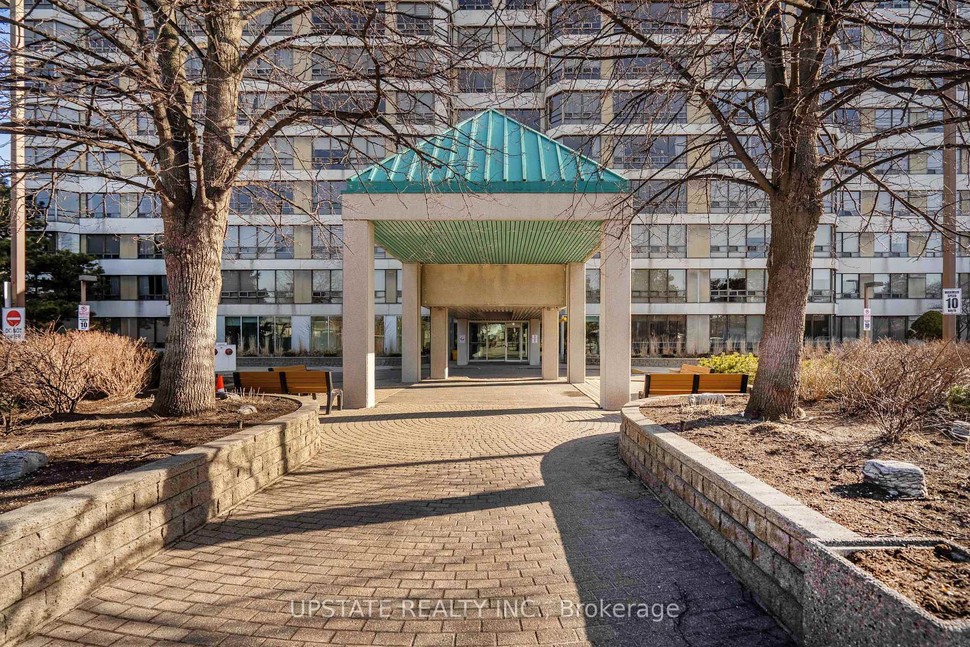 Photo 2 of Unit 306, 310 Mill Street S, Brampton, Brampton South — HOMEH
