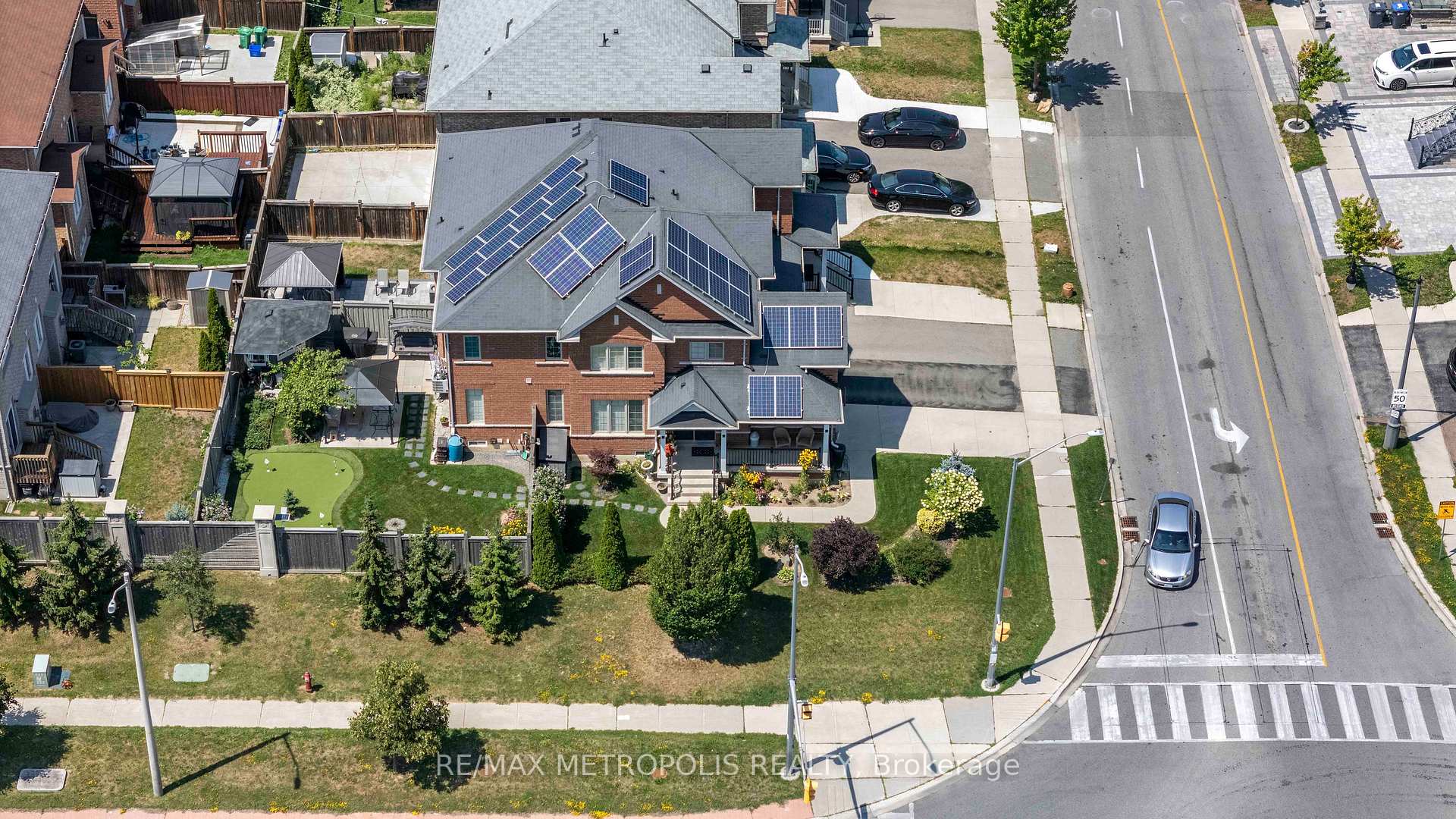 Photo 3 of 2 Brentwick Drive, Brampton, Credit Valley — HOMEH