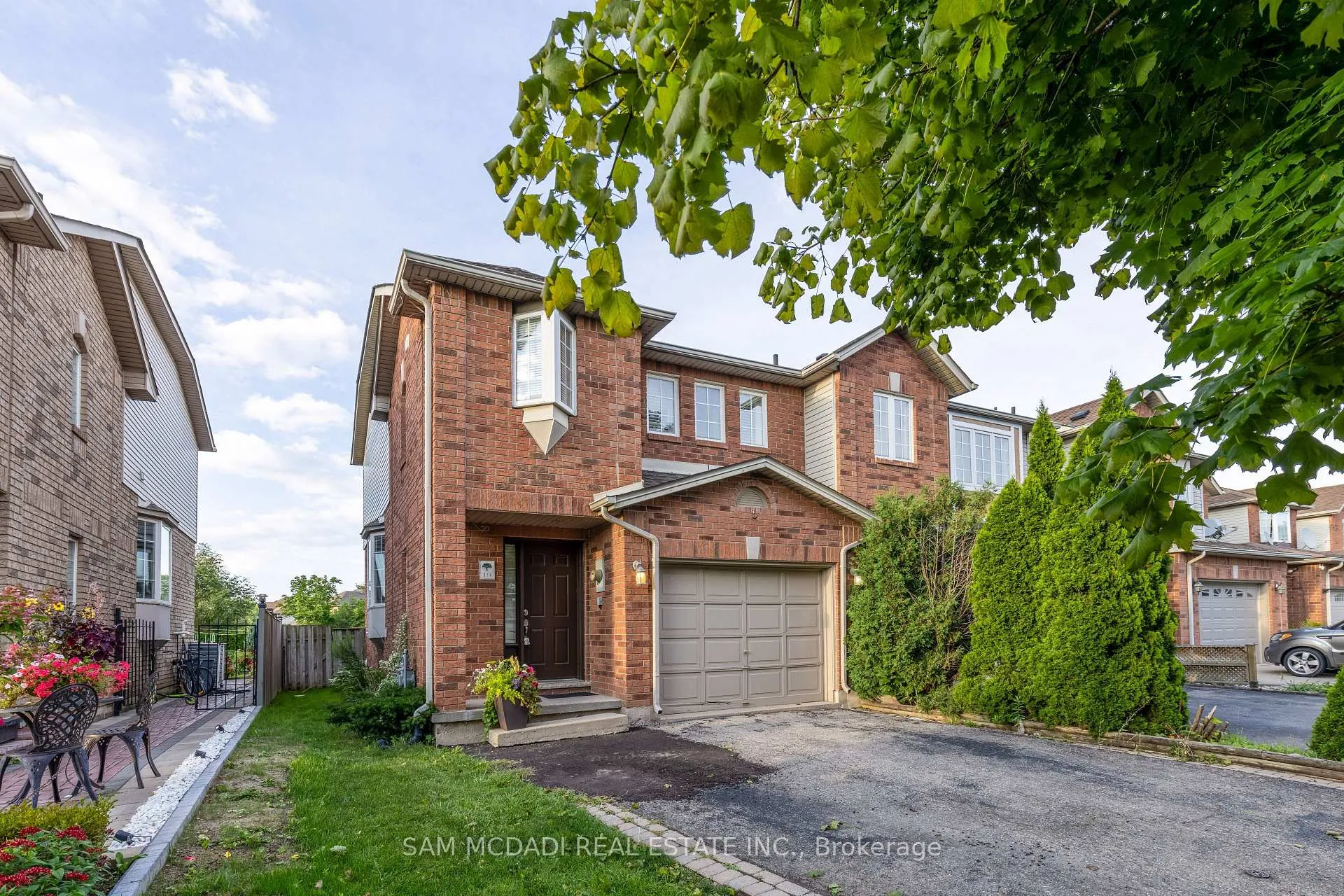 Photo 2 of 19 Foxtrot Drive, Hamilton, Stoney Creek Mountain — HOMEH