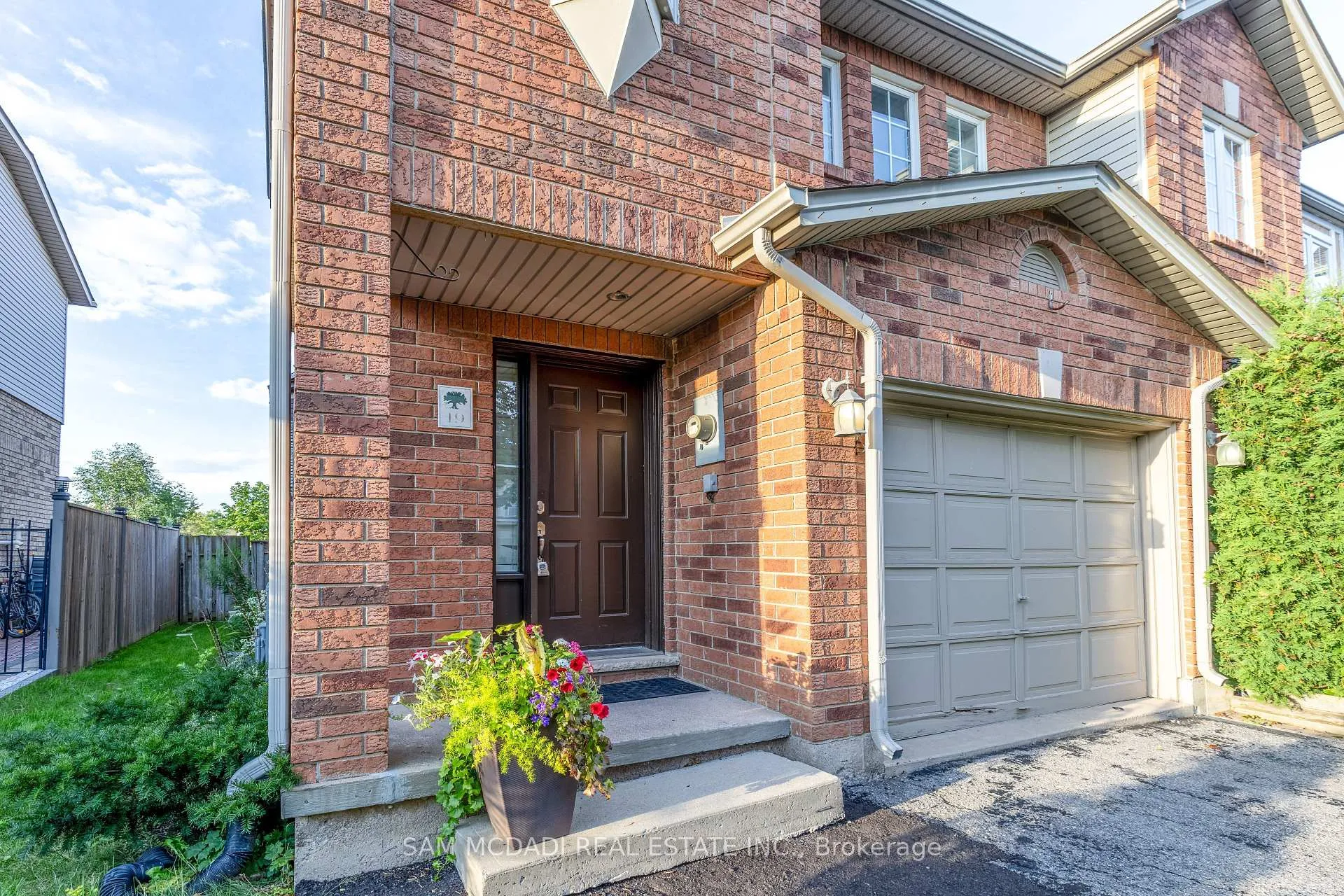 Photo 3 of 19 Foxtrot Drive, Hamilton, Stoney Creek Mountain — HOMEH