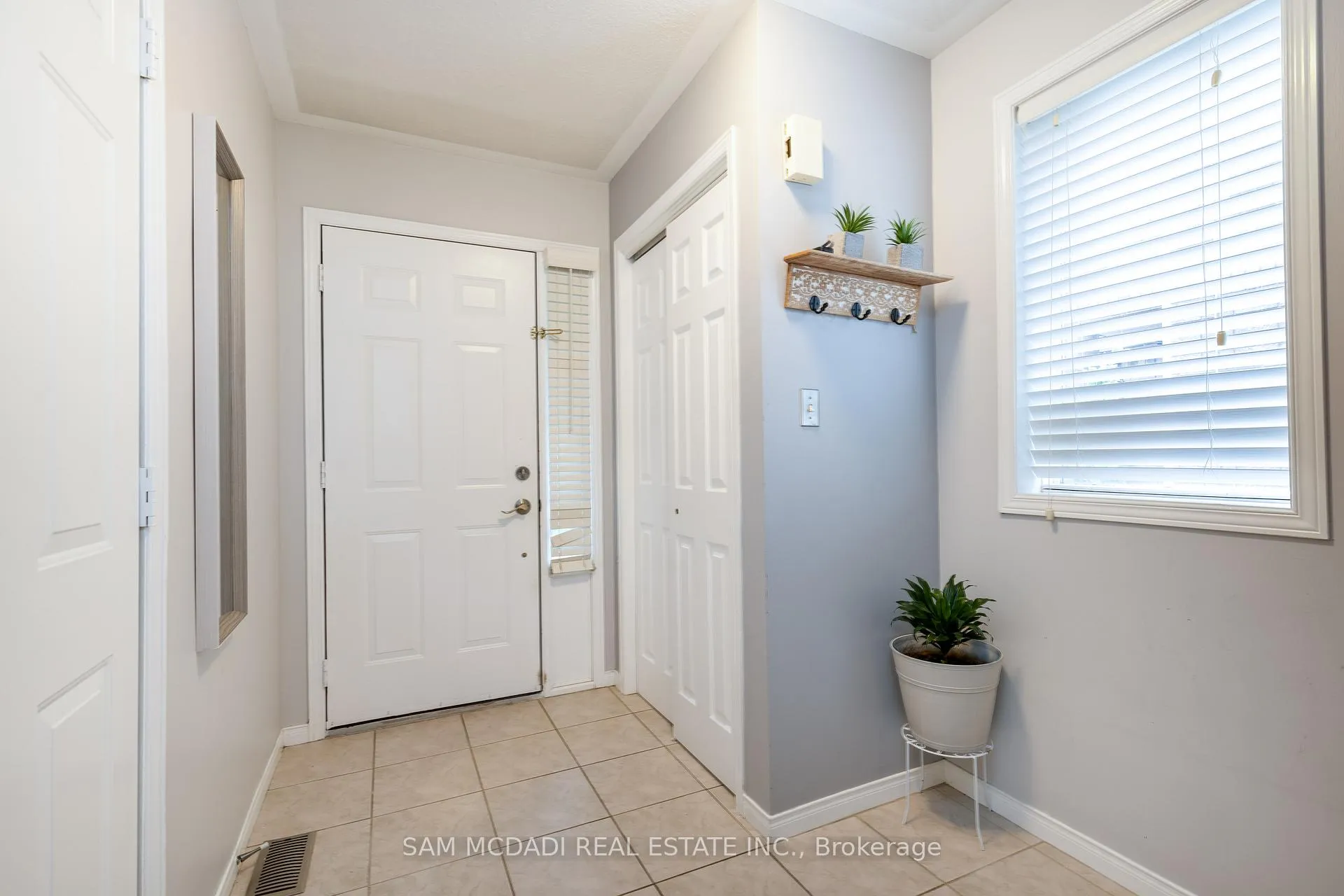Photo 4 of 19 Foxtrot Drive, Hamilton, Stoney Creek Mountain — HOMEH