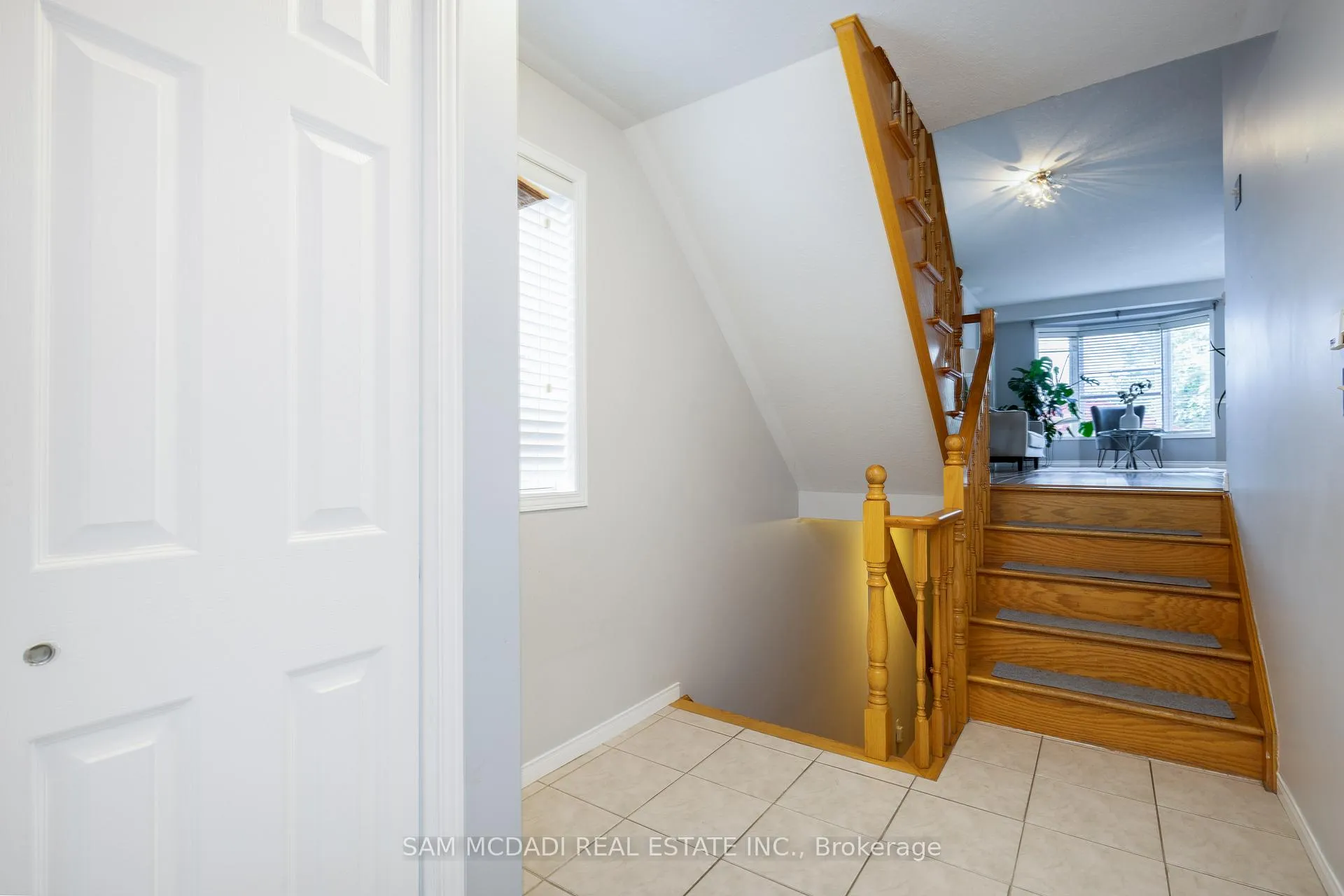 Photo 5 of 19 Foxtrot Drive, Hamilton, Stoney Creek Mountain — HOMEH