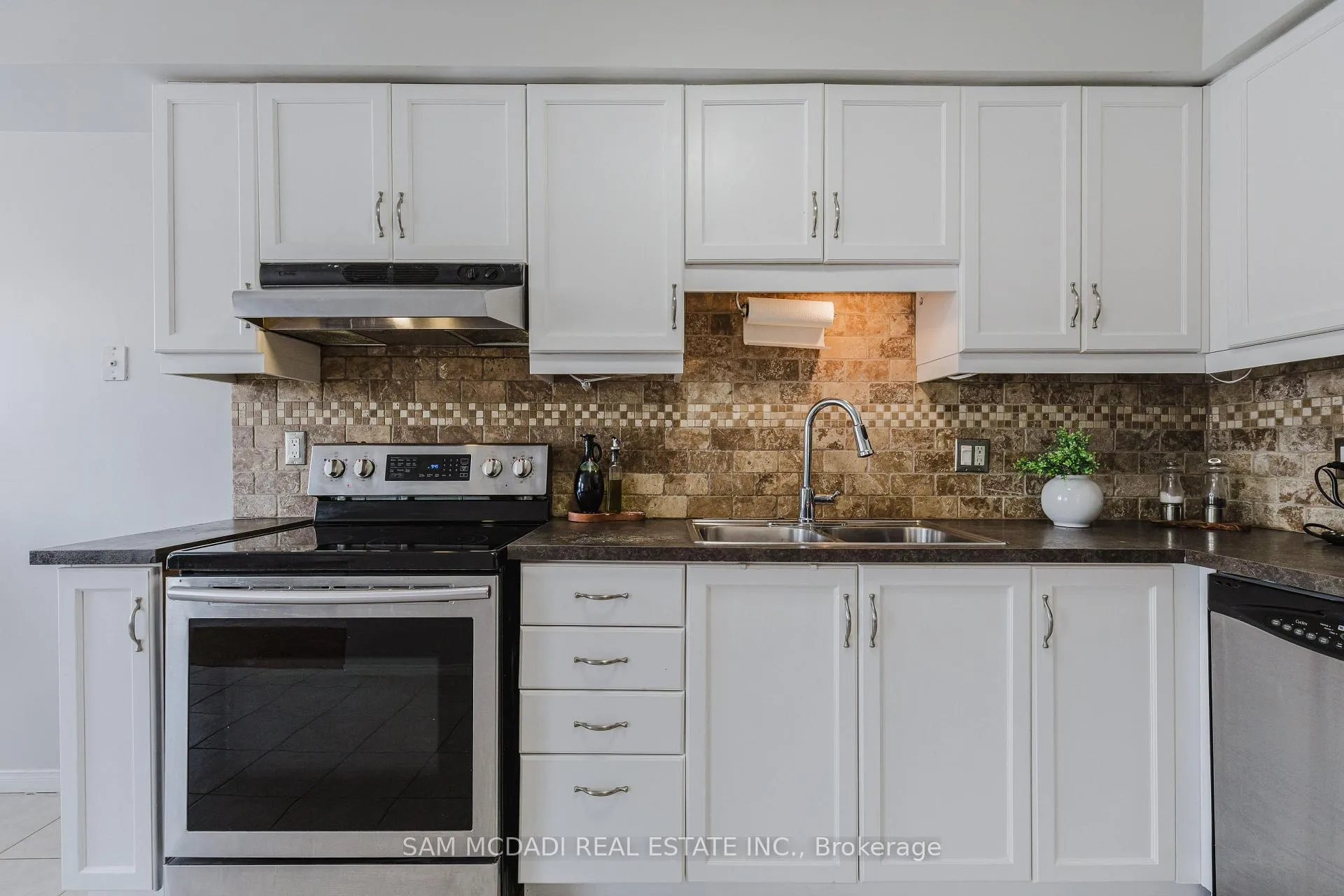 Photo 7 of 19 Foxtrot Drive, Hamilton, Stoney Creek Mountain — HOMEH