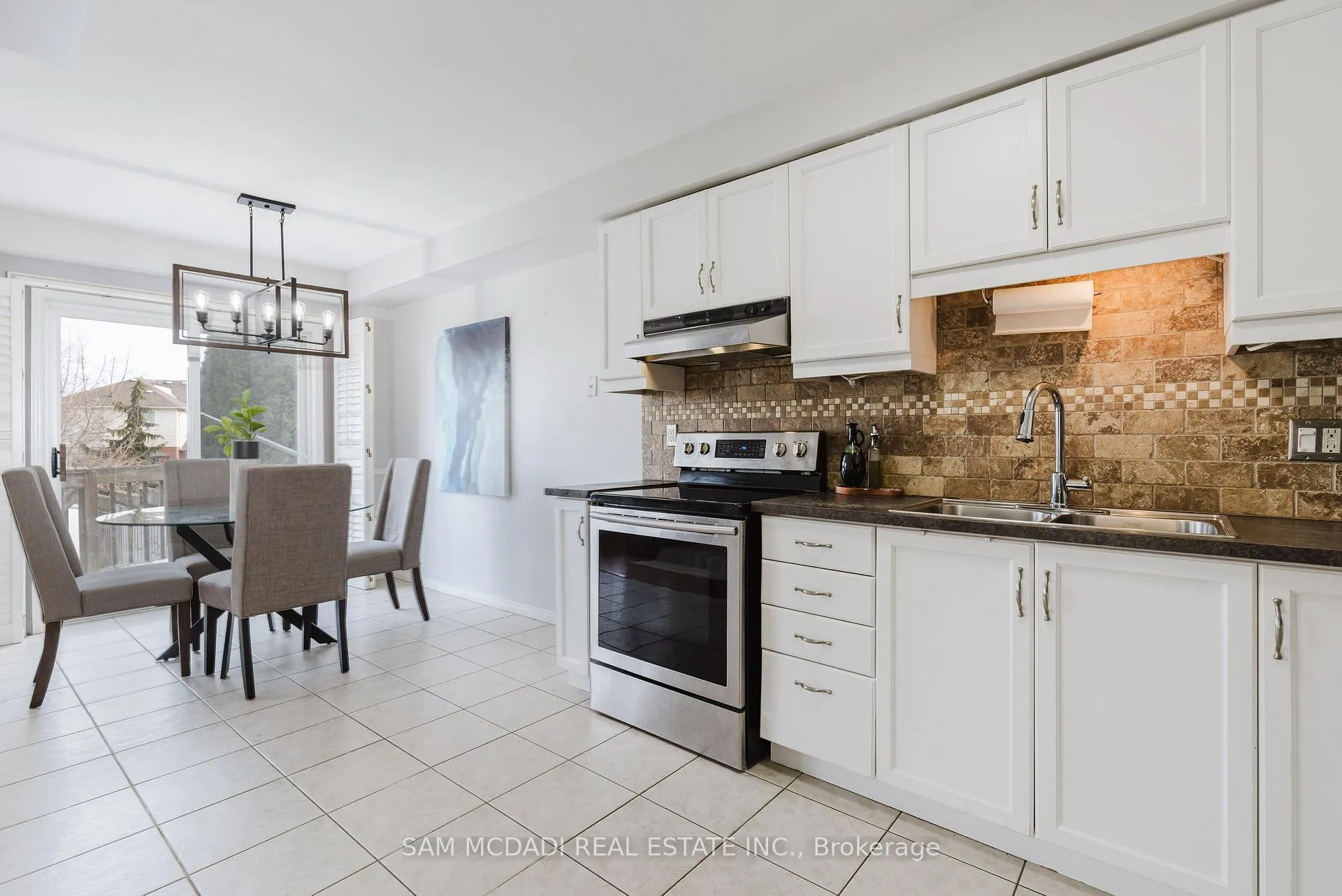 Photo 10 of 19 Foxtrot Drive, Hamilton, Stoney Creek Mountain — HOMEH