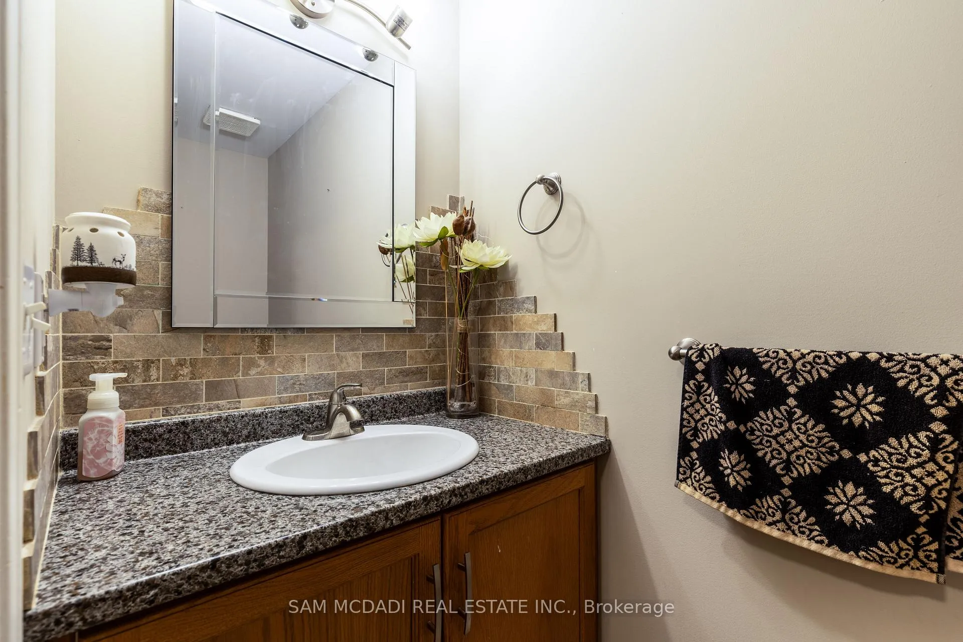 Photo 26 of 19 Foxtrot Drive, Hamilton, Stoney Creek Mountain — HOMEH