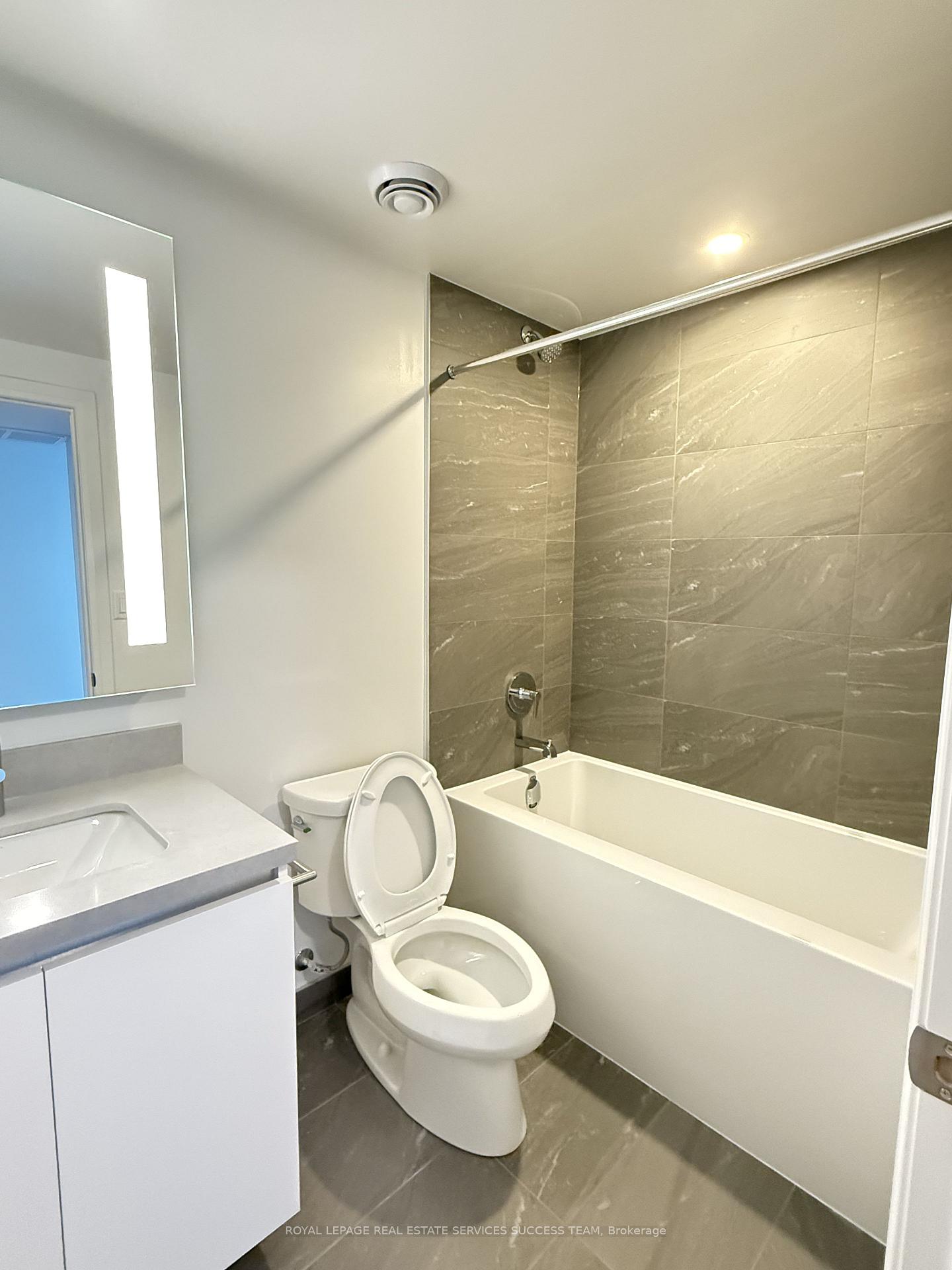 Photo 8 of Unit 4004, 4015 The Exchange Road, Mississauga, City Centre — HOMEH