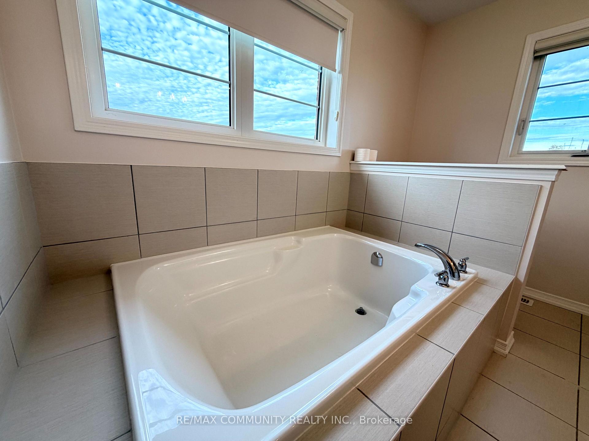 Photo 18 of 2557 Bandsman Crescent, Oshawa, Windfields — HOMEH