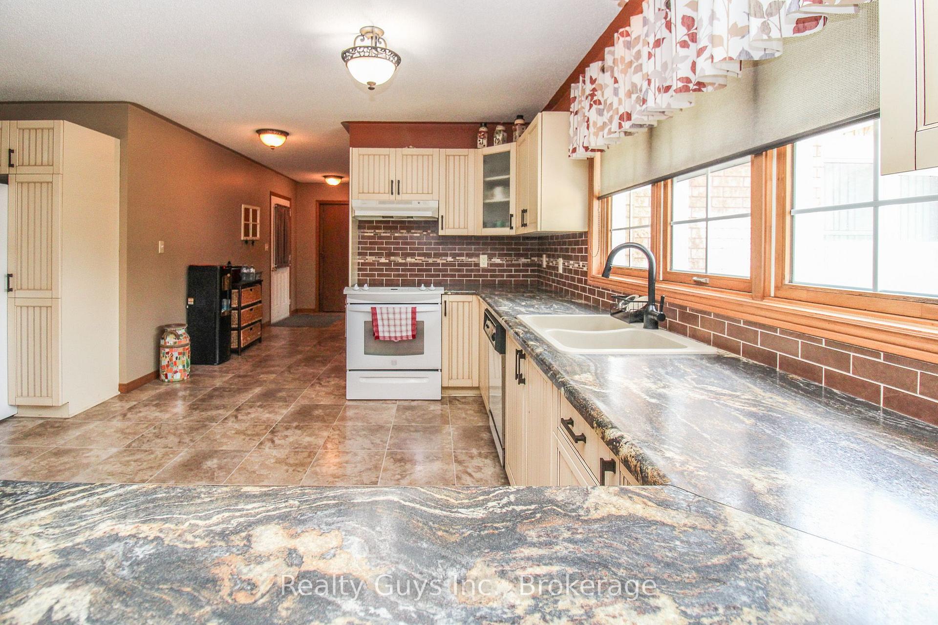 Photo 14 of 668 Brealey Drive, Peterborough, Otonabee Ward 1 — HOMEH