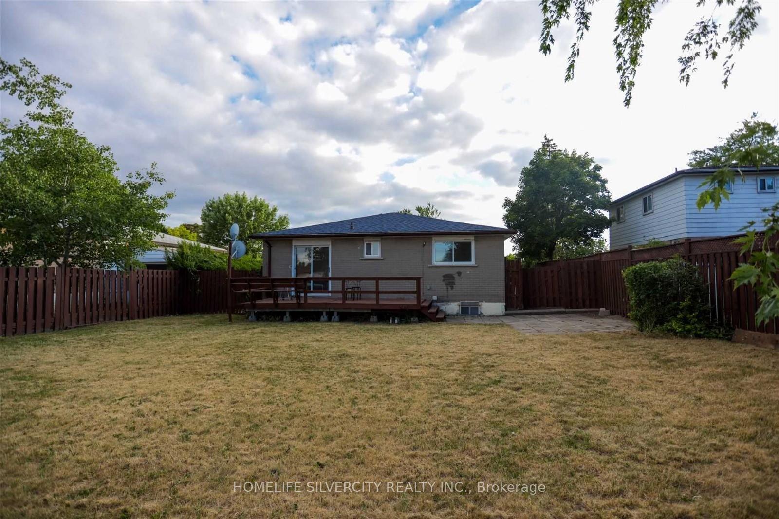 Photo 11 of 169 Folkstone Crescent, Brampton, Southgate — HOMEH