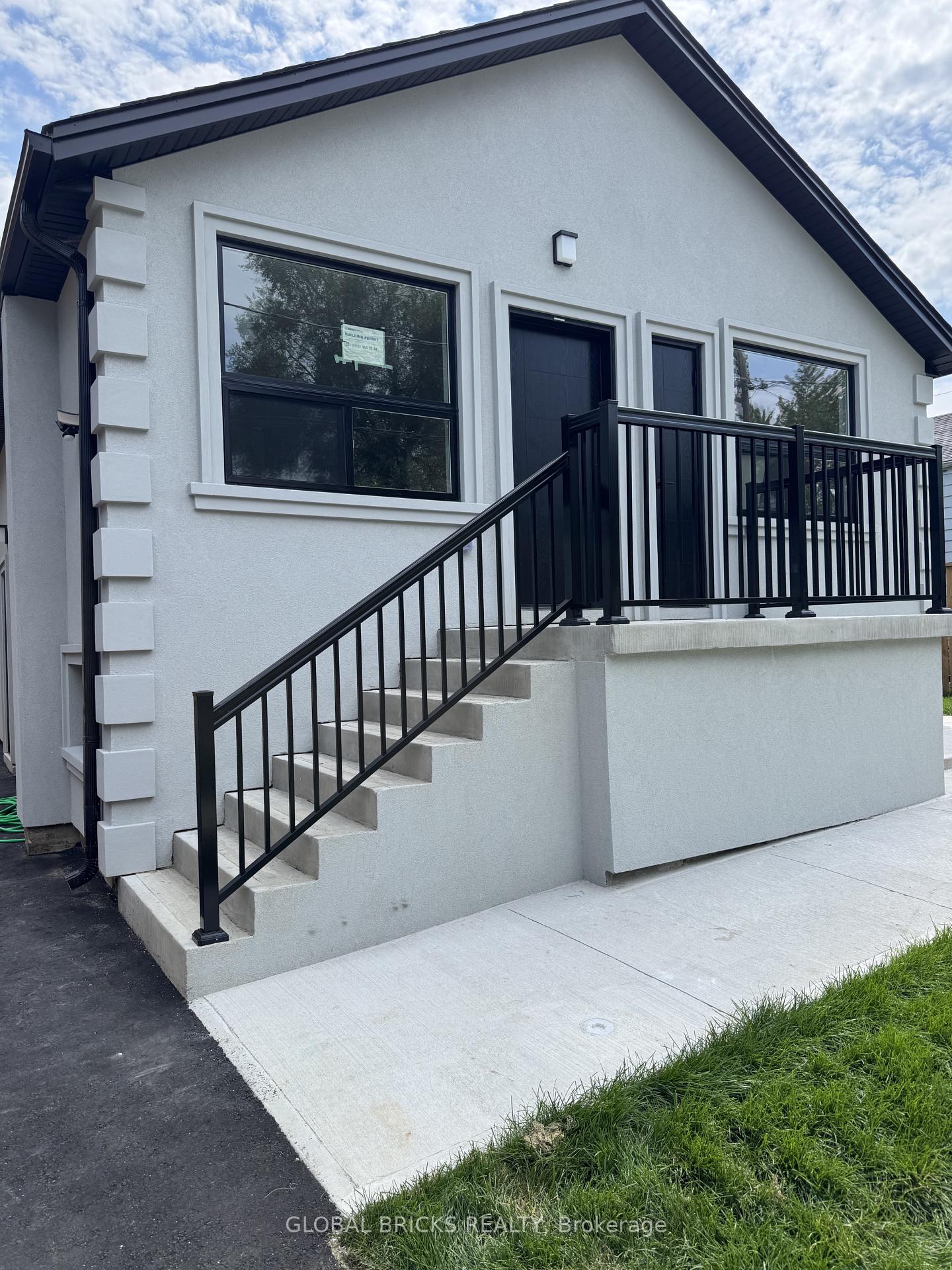 Photo 2 of Unit Unit 1- Front Upper, 101 Minerva Avenue, Scarborough, Cliffcrest — HOMEH