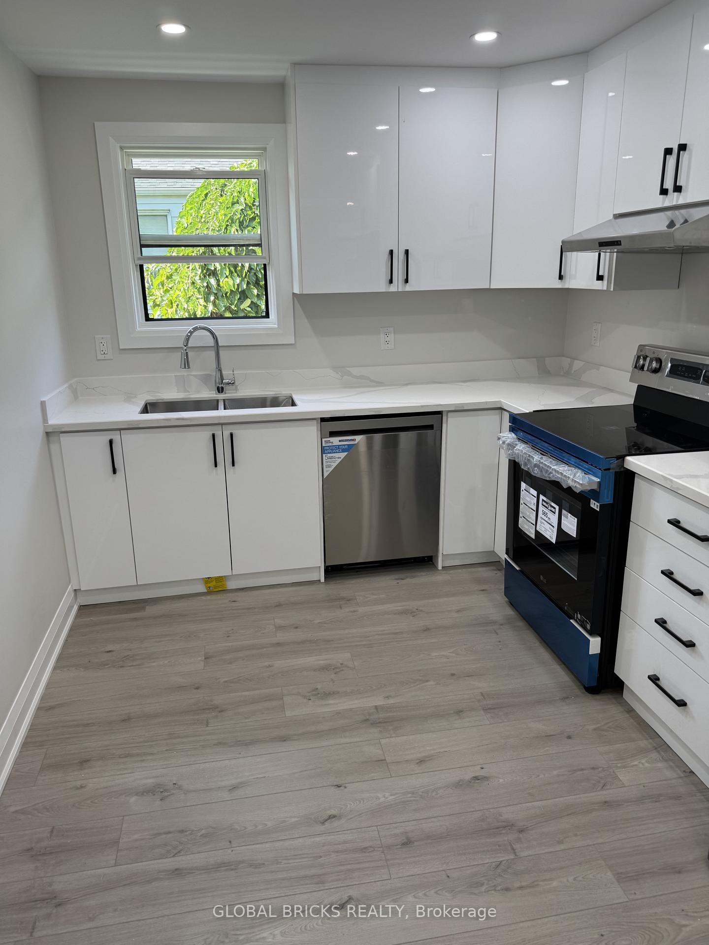 Photo 7 of Unit Unit 1- Front Upper, 101 Minerva Avenue, Scarborough, Cliffcrest — HOMEH