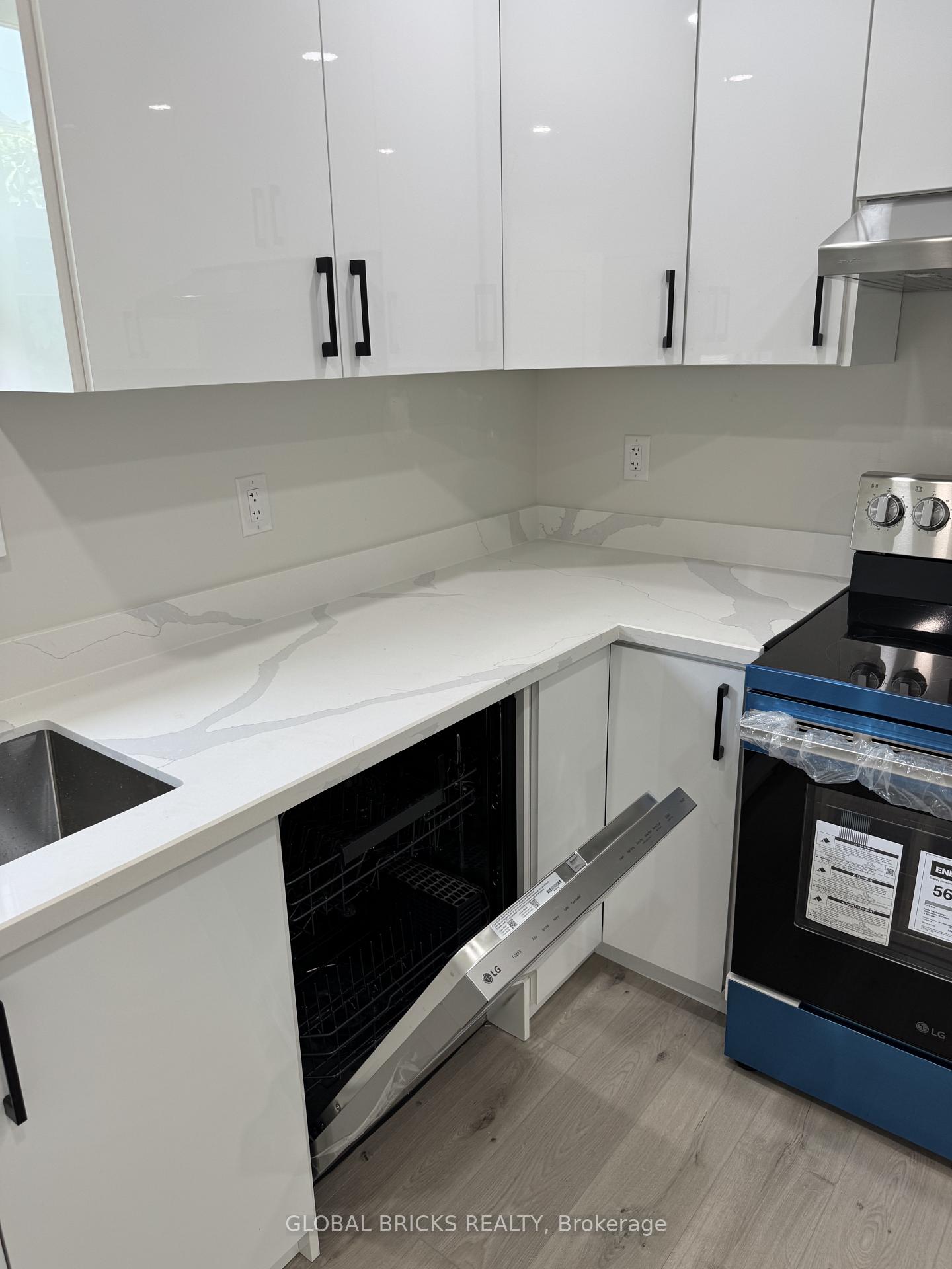 Photo 8 of Unit Unit 1- Front Upper, 101 Minerva Avenue, Scarborough, Cliffcrest — HOMEH