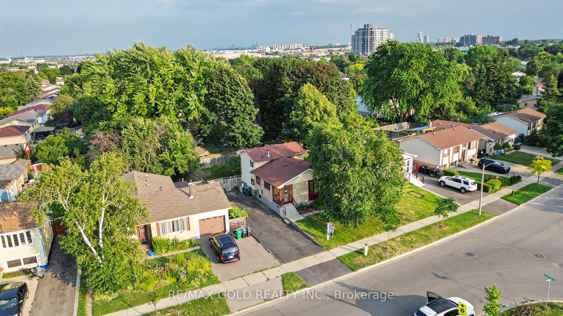 Photo 2 of 52 Madoc Drive, Brampton, Madoc — HOMEH
