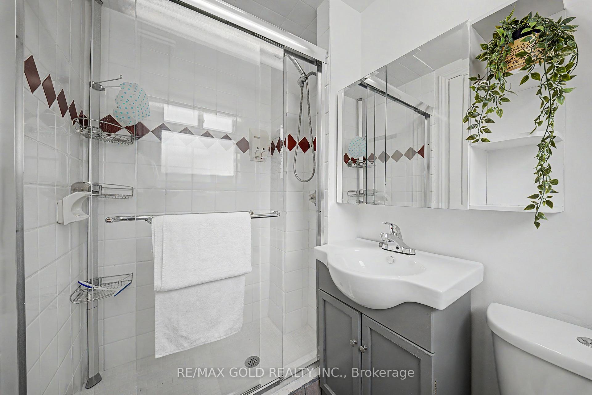 Photo 6 of 52 Madoc Drive, Brampton, Madoc — HOMEH