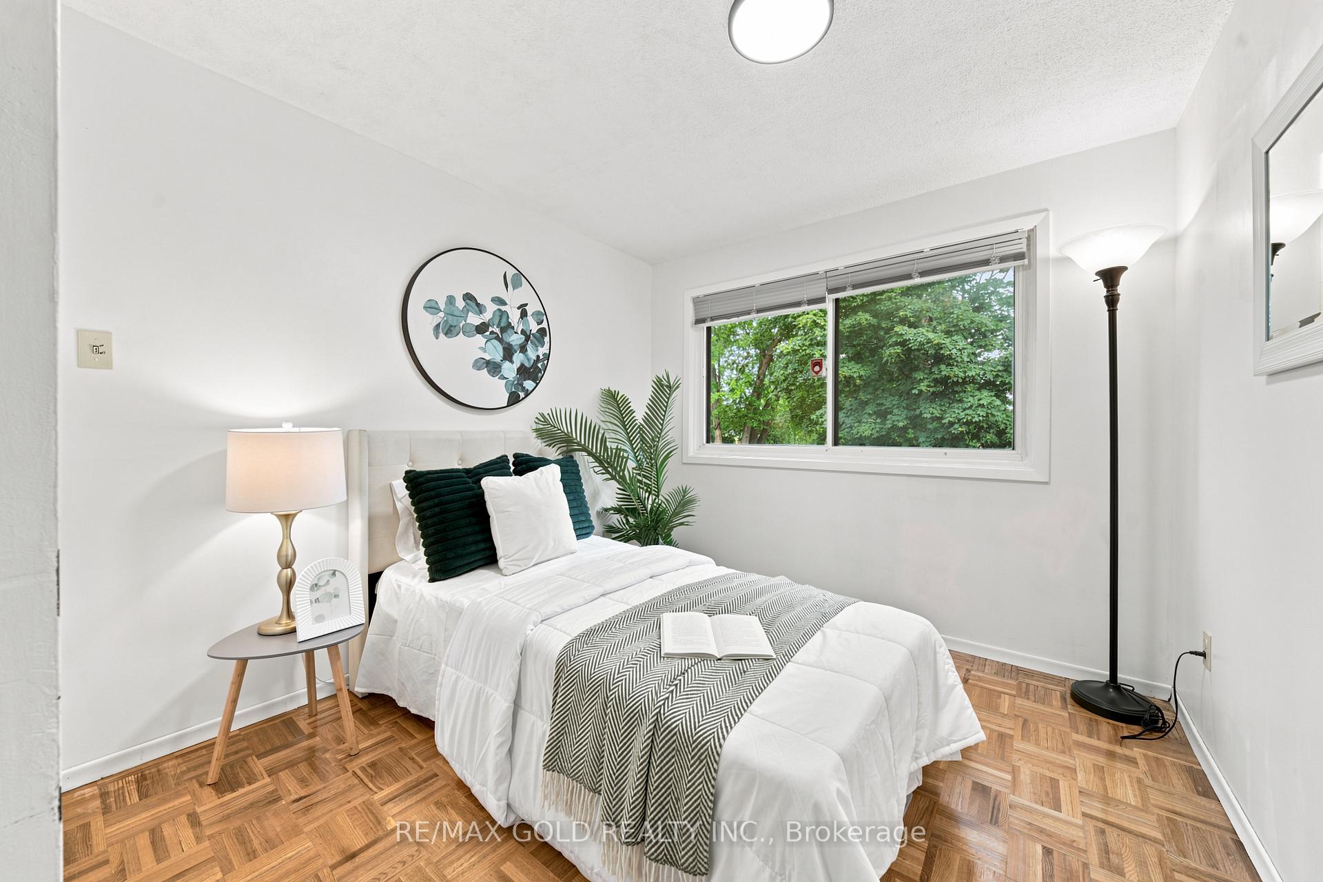 Photo 9 of 52 Madoc Drive, Brampton, Madoc — HOMEH