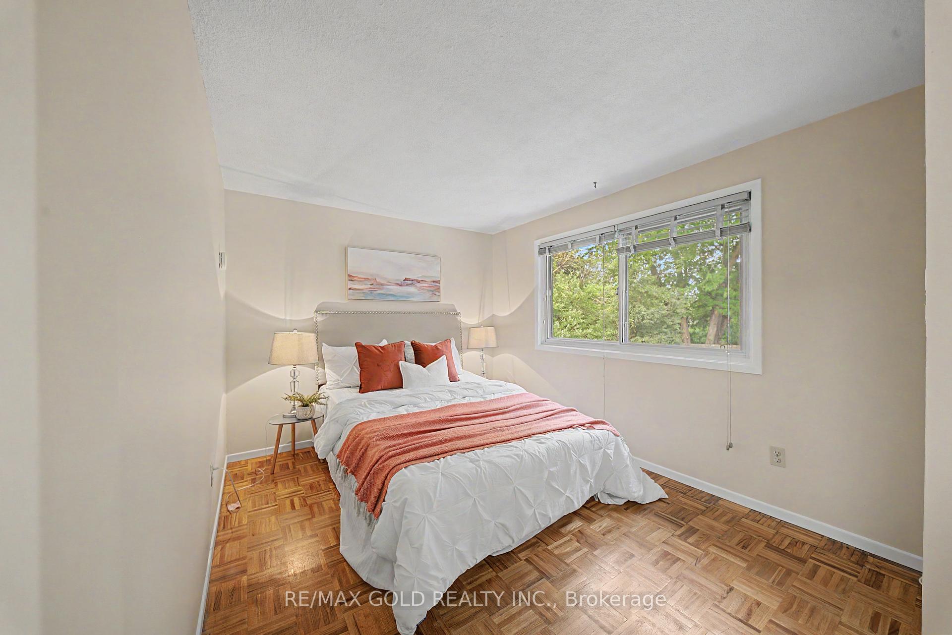 Photo 10 of 52 Madoc Drive, Brampton, Madoc — HOMEH