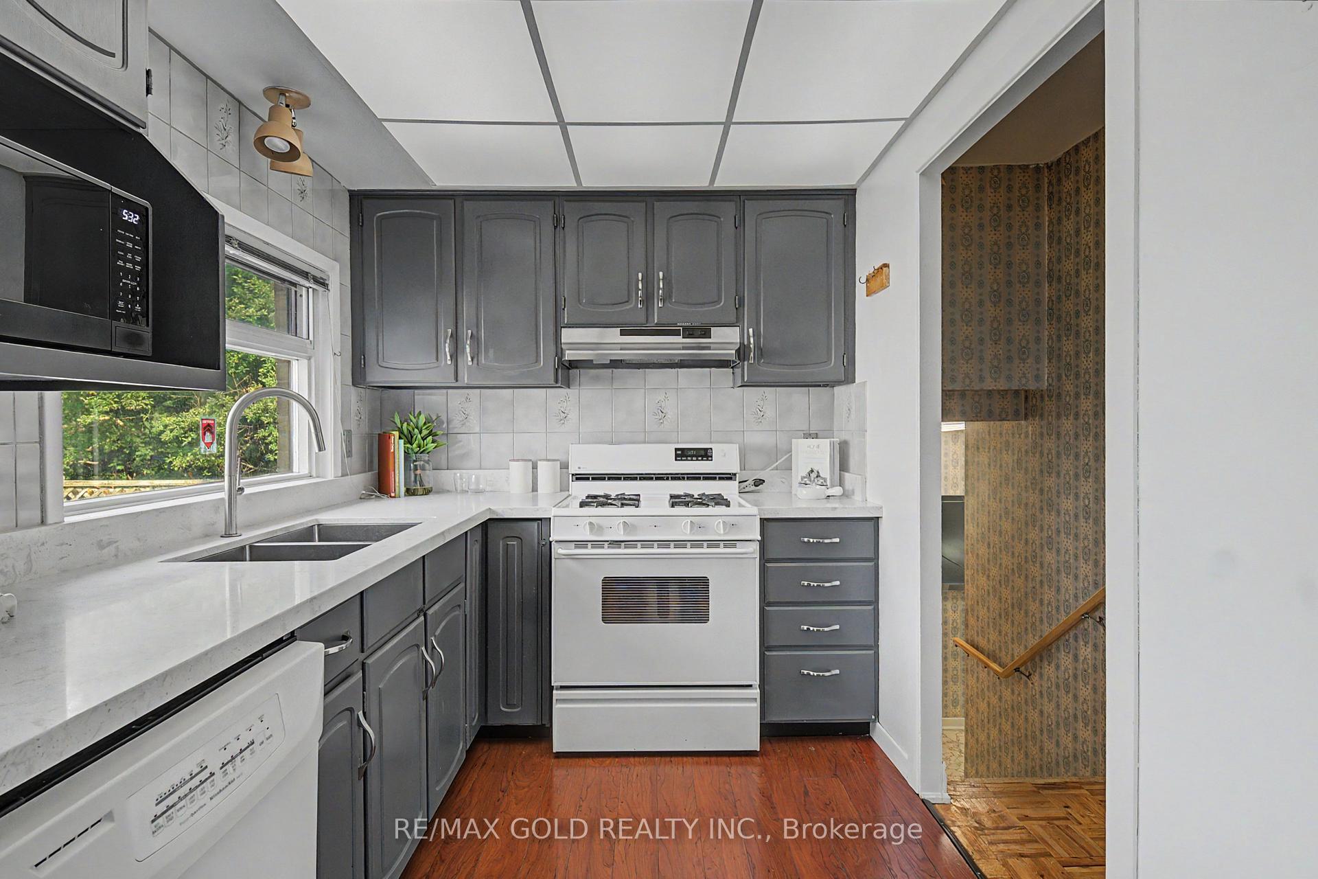 Photo 11 of 52 Madoc Drive, Brampton, Madoc — HOMEH