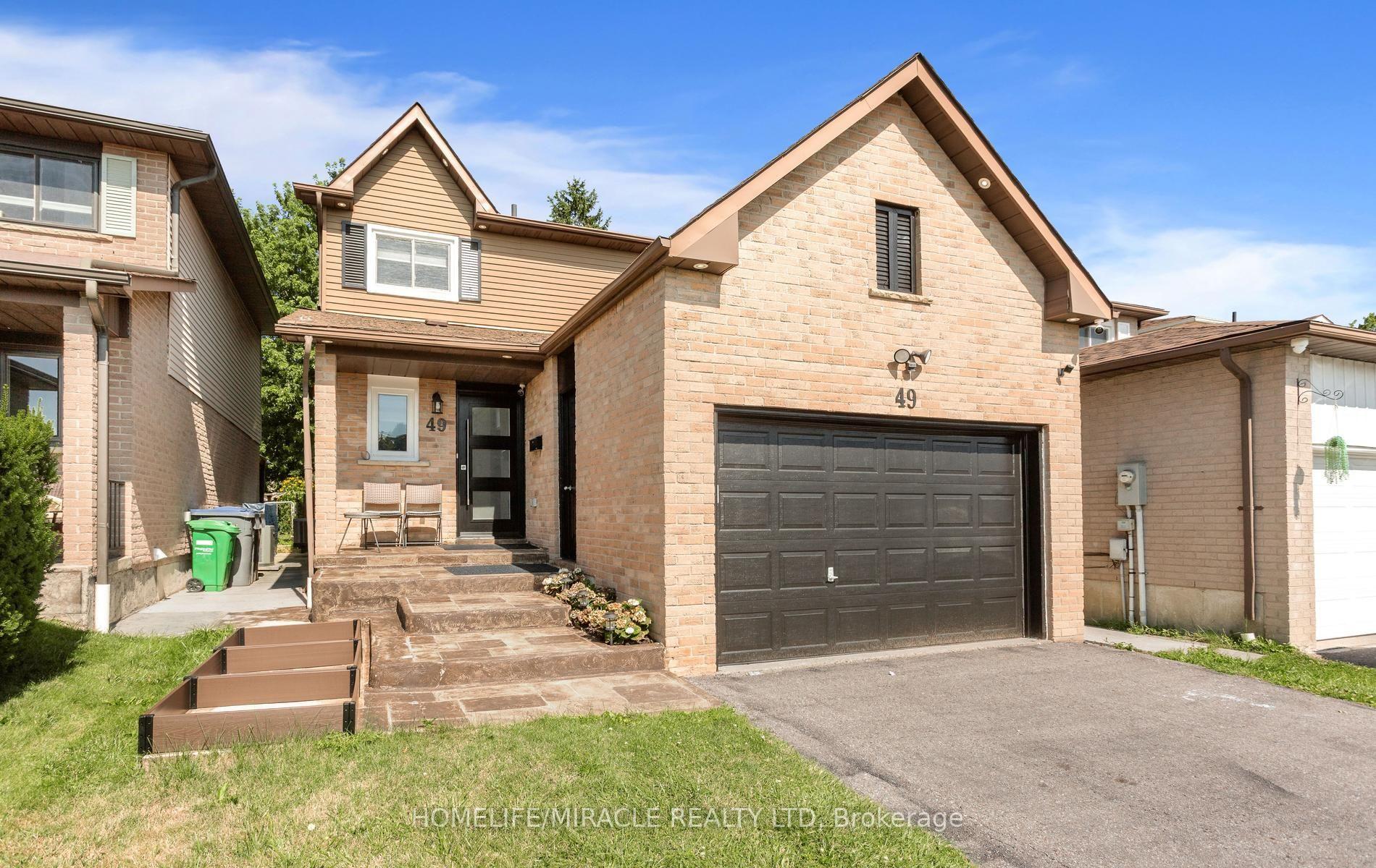 Photo 2 of 49 Newbridge Crescent, Brampton, Westgate — HOMEH