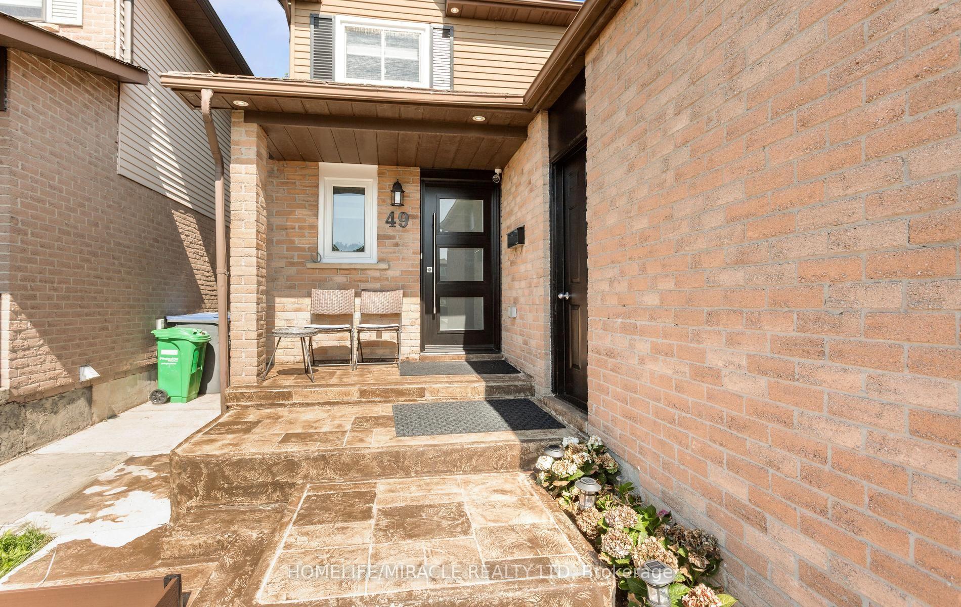 Photo 3 of 49 Newbridge Crescent, Brampton, Westgate — HOMEH