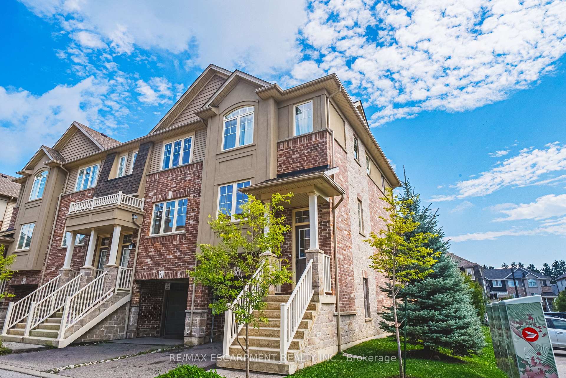 Photo 2 of 20 Barley Lane, Hamilton, Ancaster — HOMEH