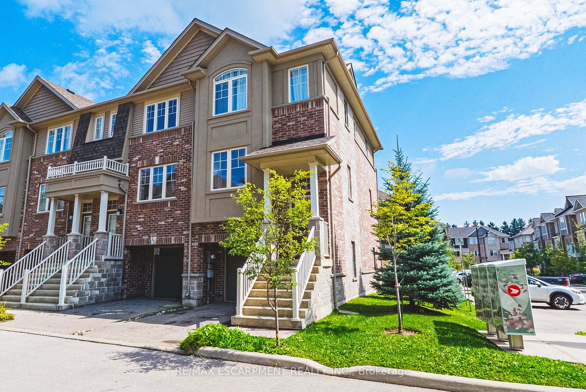 Photo 3 of 20 Barley Lane, Hamilton, Ancaster — HOMEH