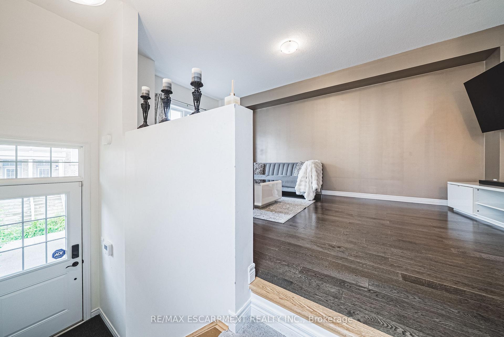 Photo 4 of 20 Barley Lane, Hamilton, Ancaster — HOMEH