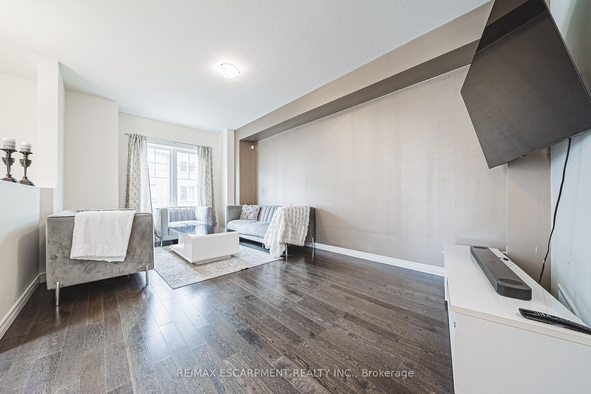 Photo 5 of 20 Barley Lane, Hamilton, Ancaster — HOMEH
