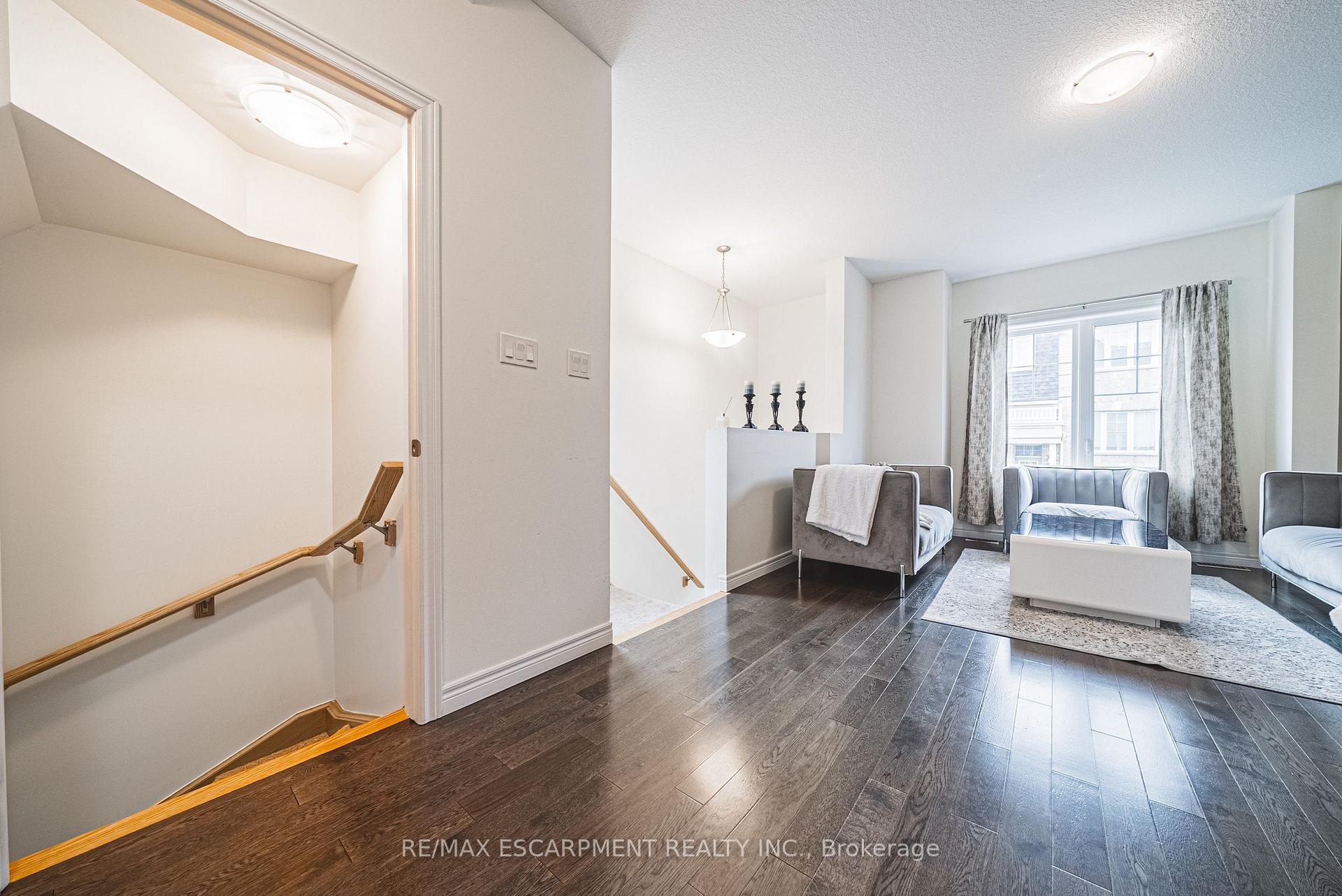 Photo 8 of 20 Barley Lane, Hamilton, Ancaster — HOMEH