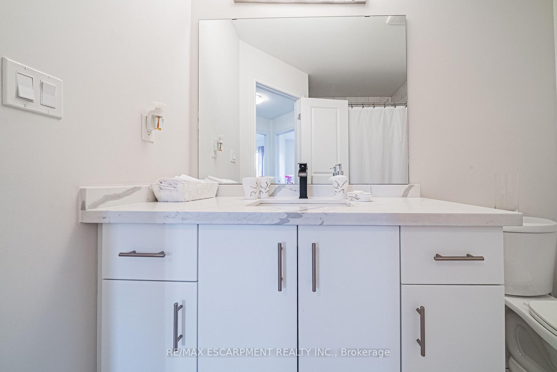 Photo 21 of 20 Barley Lane, Hamilton, Ancaster — HOMEH