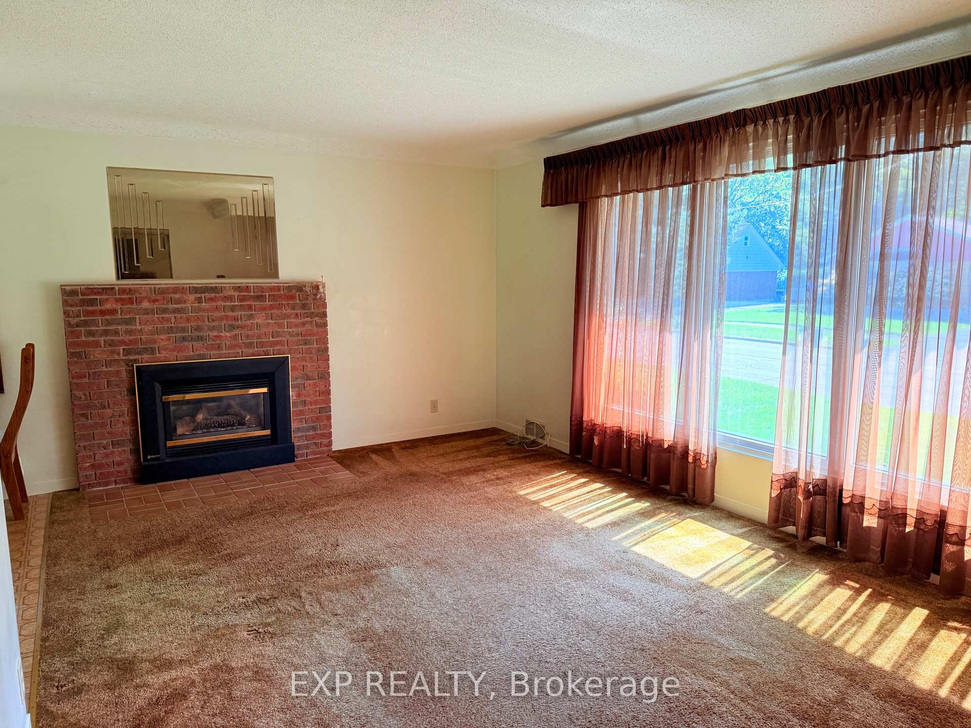 Photo 3 of 483 Pleasant Park Road, Ottawa, Alta Vista/Faircrest Heights — HOMEH
