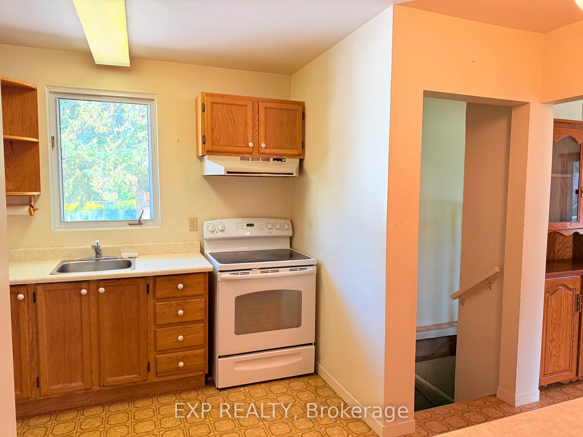 Photo 10 of 483 Pleasant Park Road, Ottawa, Alta Vista/Faircrest Heights — HOMEH