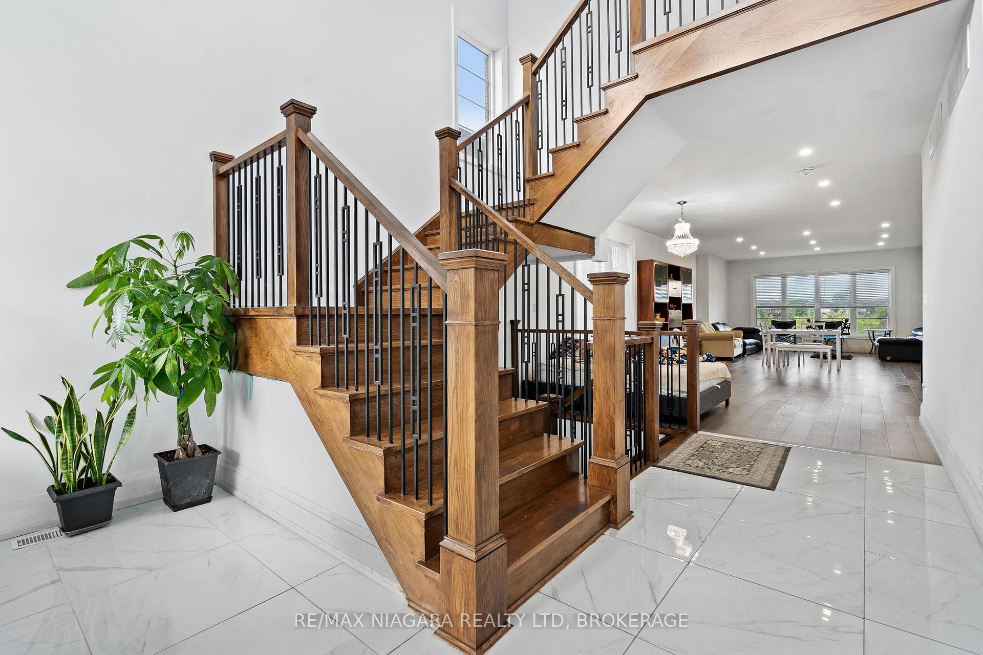 Photo 3 of 15 Myrtle Street, Pelham, Fonthill — HOMEH