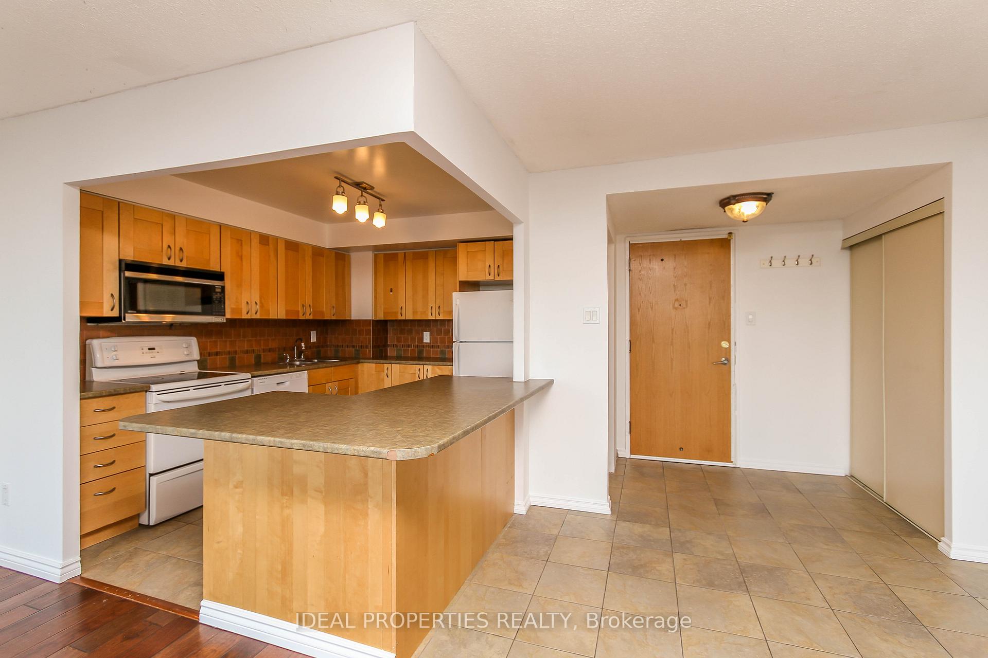 Photo 11 of Unit 1701, 2759 Carousel Crescent, Ottawa, Emerald Woods/Sawmill Creek — HOMEH