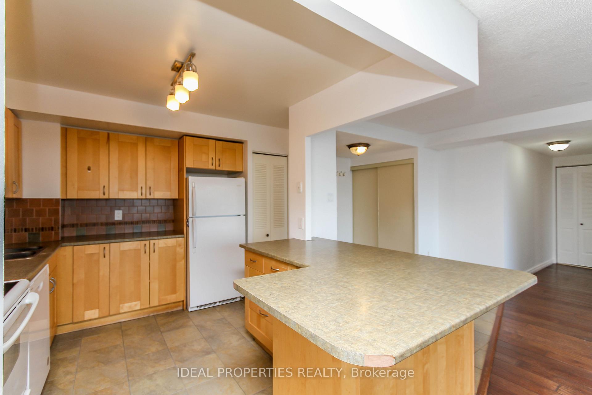 Photo 13 of Unit 1701, 2759 Carousel Crescent, Ottawa, Emerald Woods/Sawmill Creek — HOMEH