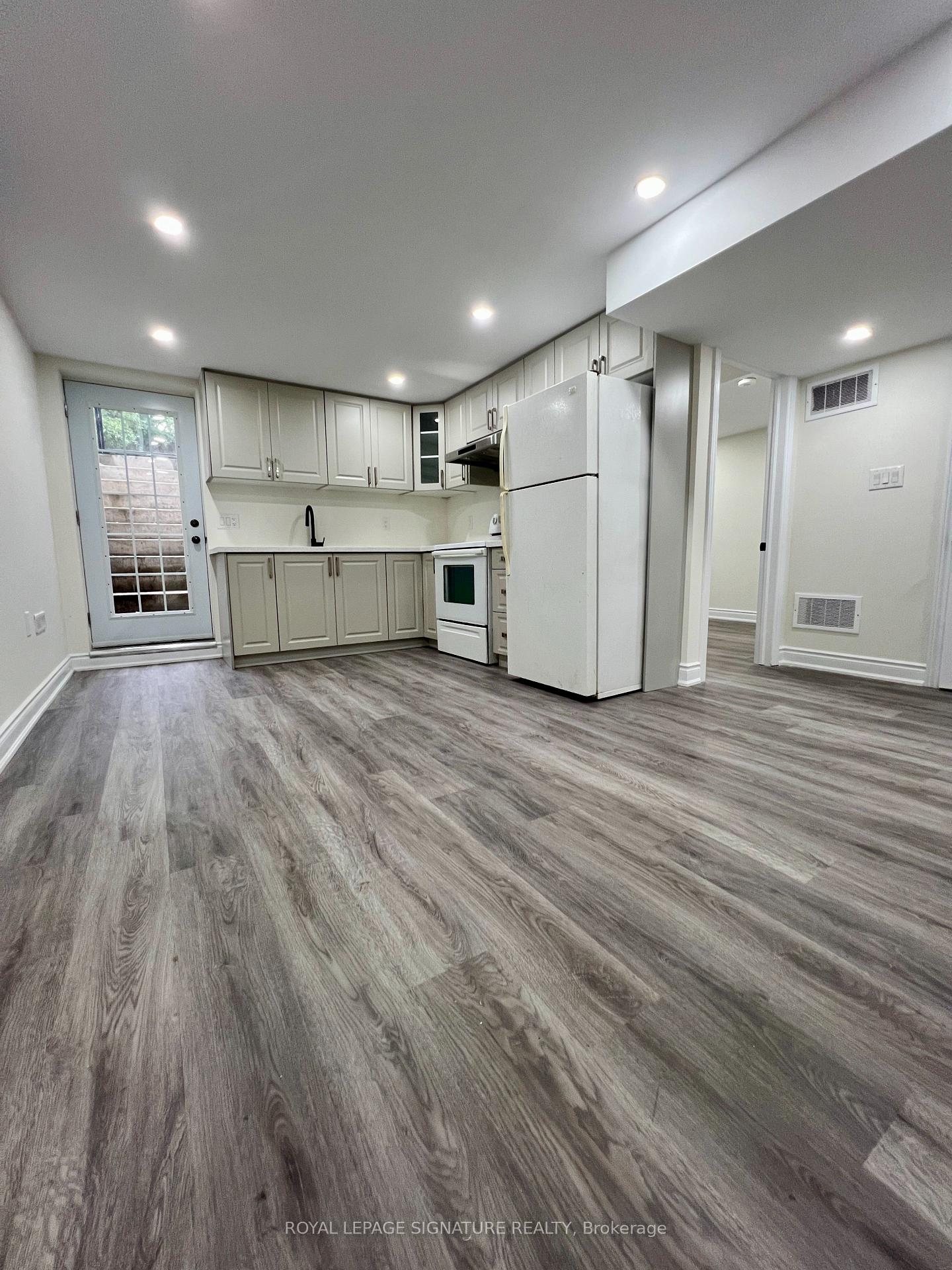 Photo 3 of 28 Skelton Boulevard, Brampton, Brampton North — HOMEH