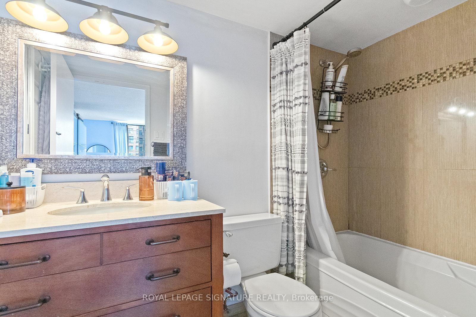 Photo 17 of Unit 1013, 633 Bay Street, Toronto, Bay Street Corridor — HOMEH