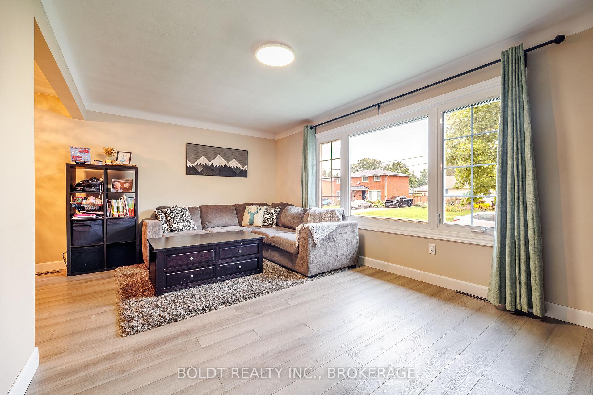 Photo 3 of 82 Wildwood Road, St. Catharines, Port Weller — HOMEH