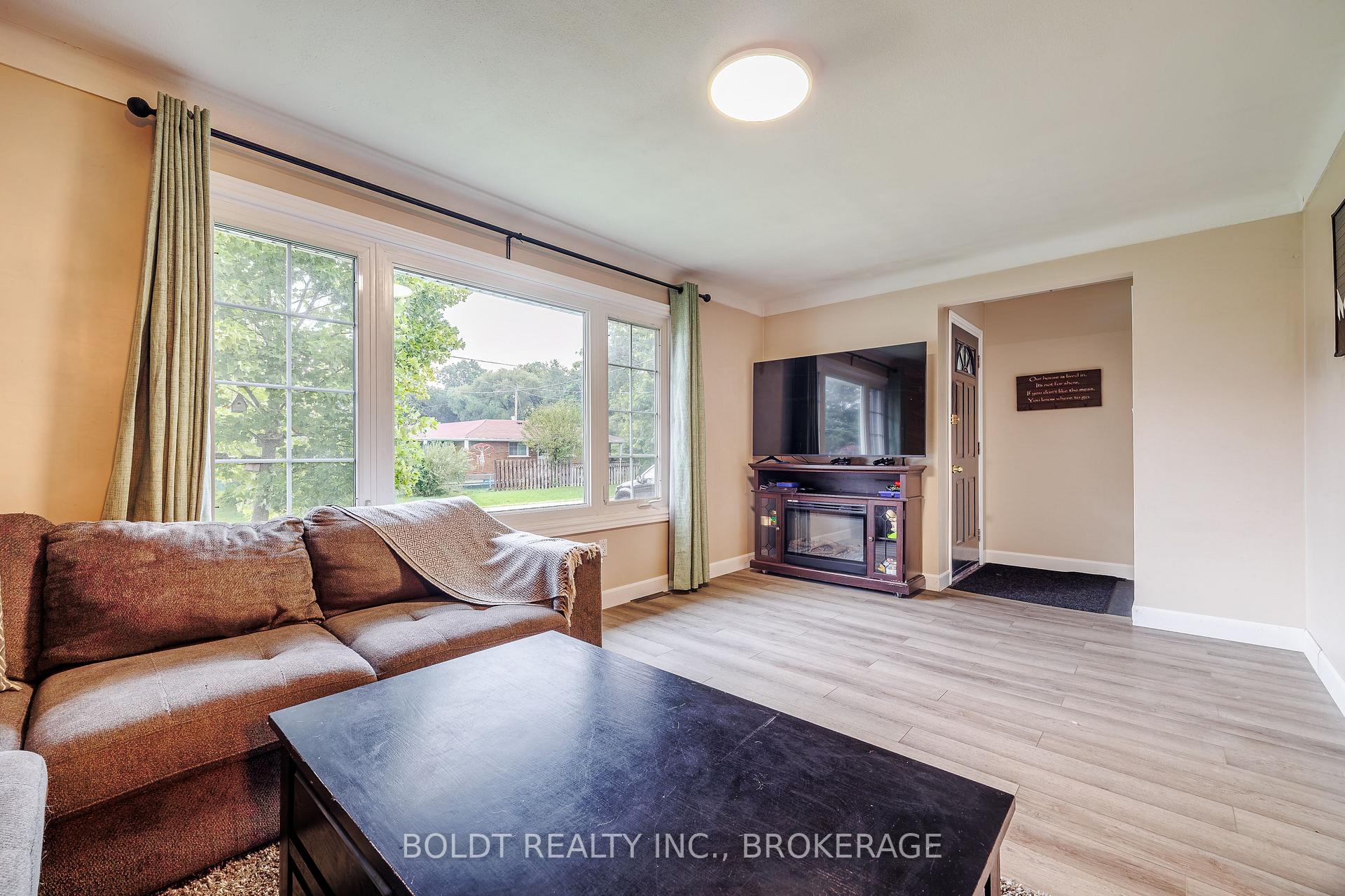 Photo 4 of 82 Wildwood Road, St. Catharines, Port Weller — HOMEH