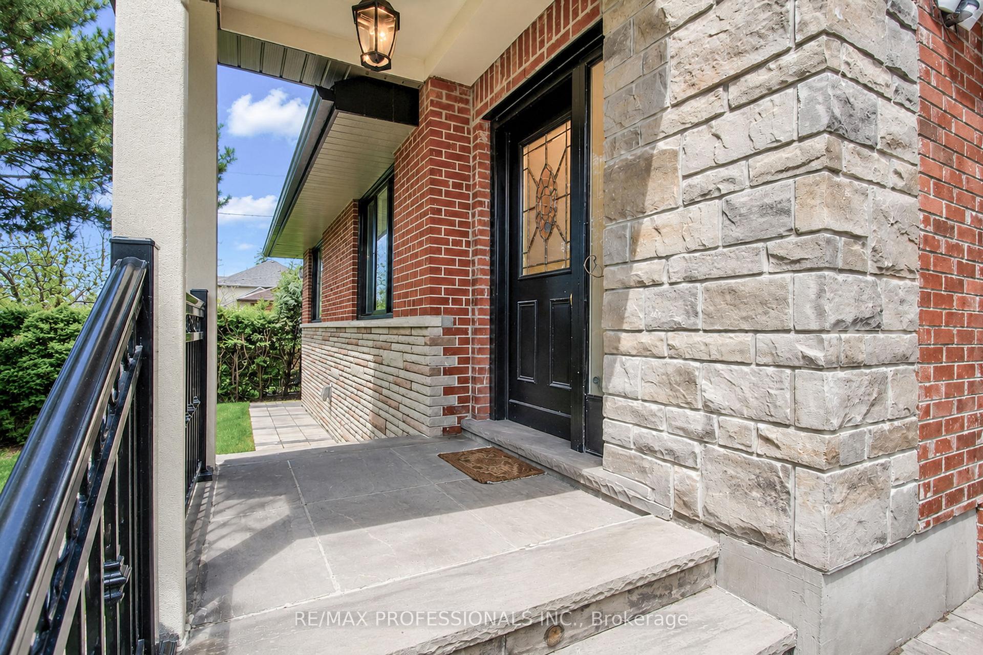 Photo 4 of 40 Cowley Avenue, Etobicoke, Islington-City Centre West — HOMEH