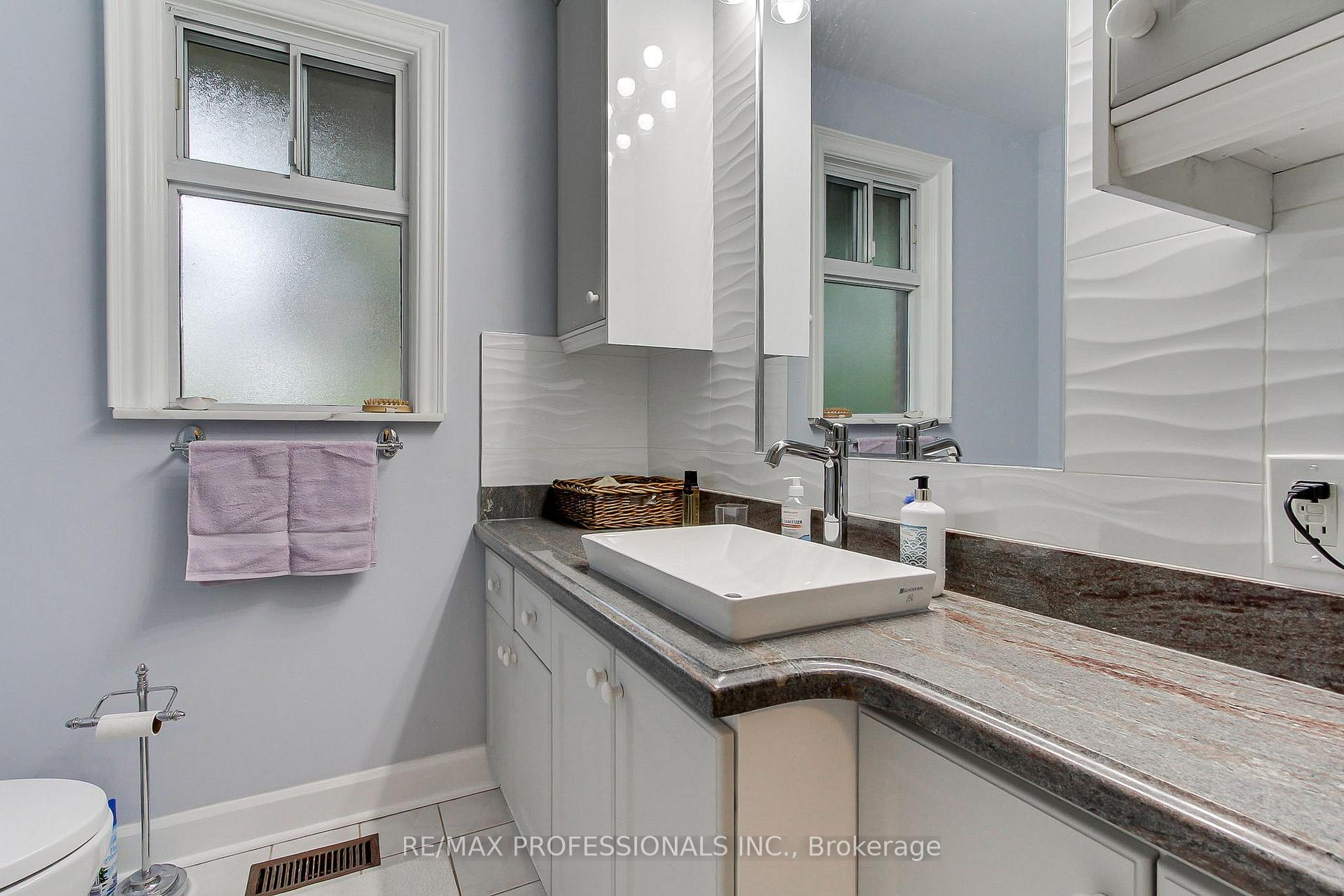 Photo 19 of 40 Cowley Avenue, Etobicoke, Islington-City Centre West — HOMEH