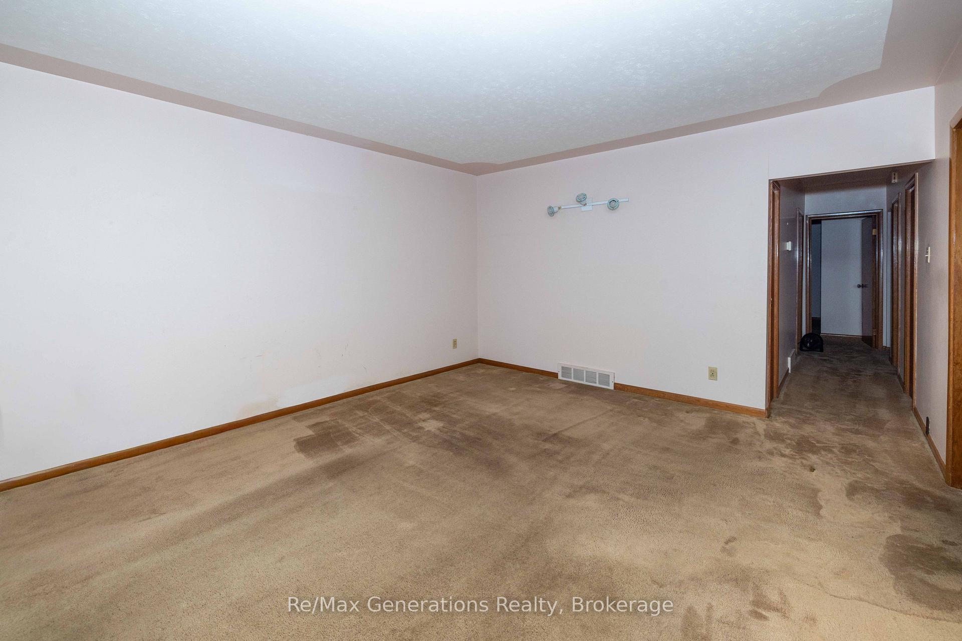 Photo 3 of 1900 Bailey Avenue, Thunder Bay, Westfort — HOMEH