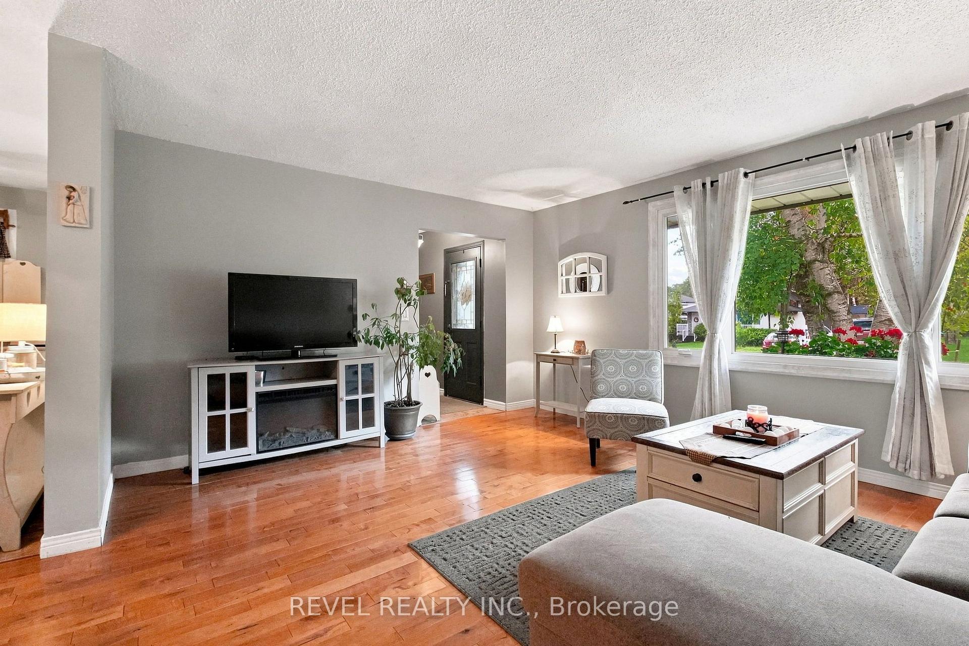Photo 3 of 562 Capilano Crescent, Oshawa, Donevan — HOMEH