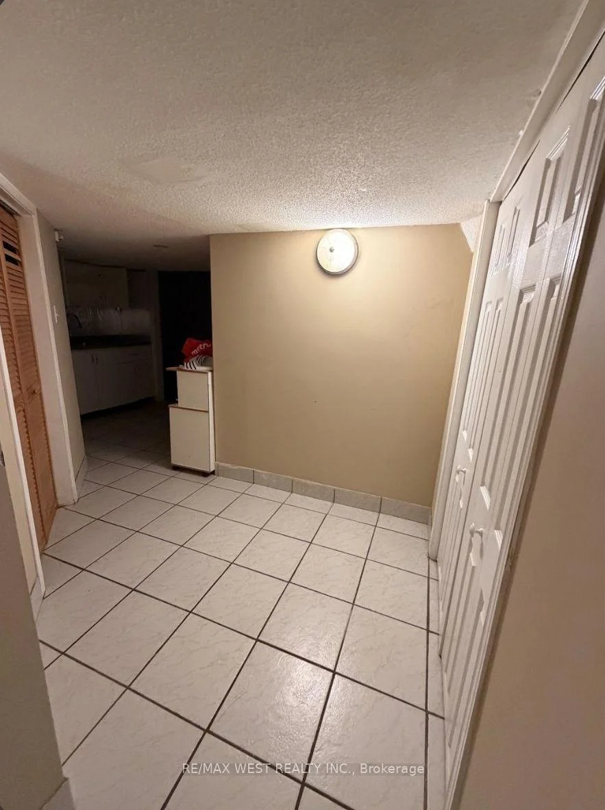 Photo 4 of Unit Lower Level B, 7 Waltham Drive, Etobicoke, Thistletown-Beaumonde Heights — HOMEH