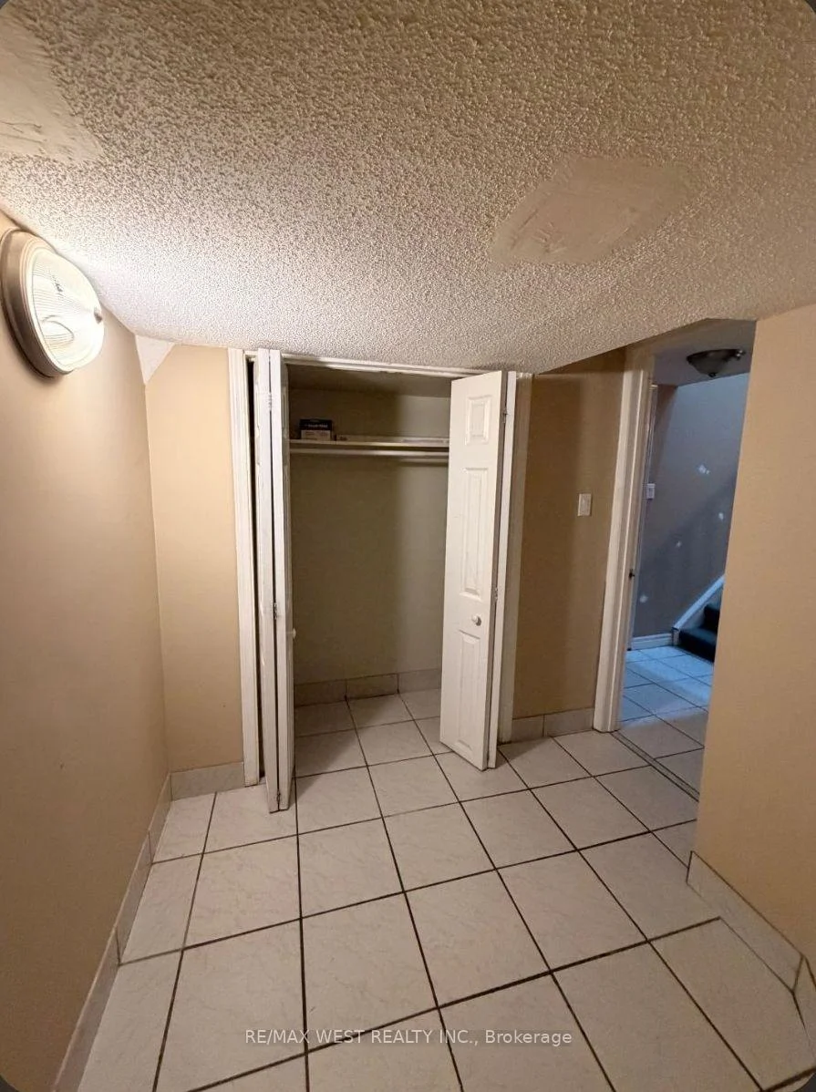 Photo 6 of Unit Lower Level B, 7 Waltham Drive, Etobicoke, Thistletown-Beaumonde Heights — HOMEH
