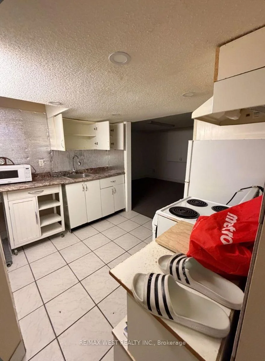 Photo 8 of Unit Lower Level B, 7 Waltham Drive, Etobicoke, Thistletown-Beaumonde Heights — HOMEH