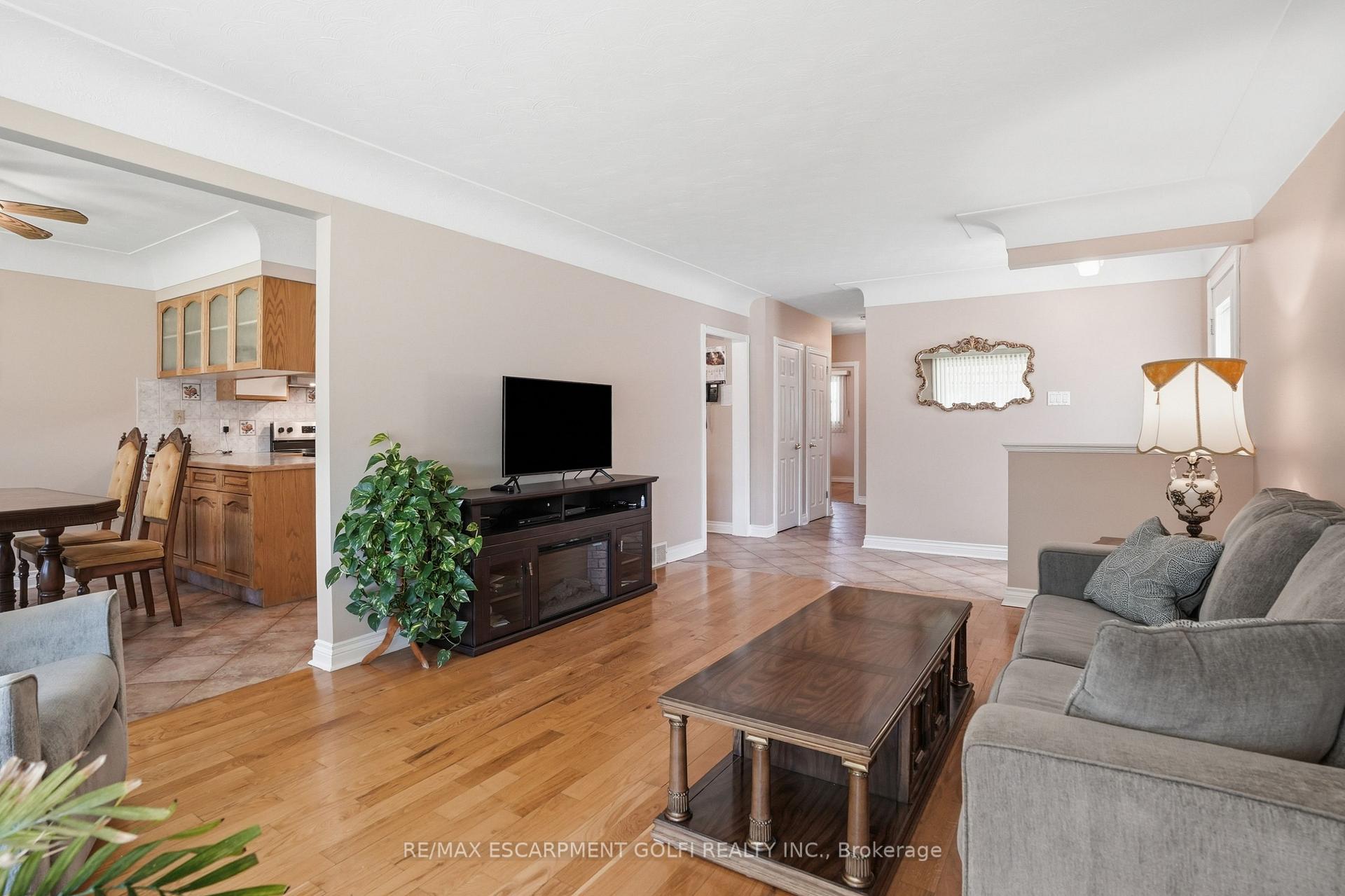 Photo 5 of 18 Pleasant Avenue, Hamilton, Stoney Creek — HOMEH